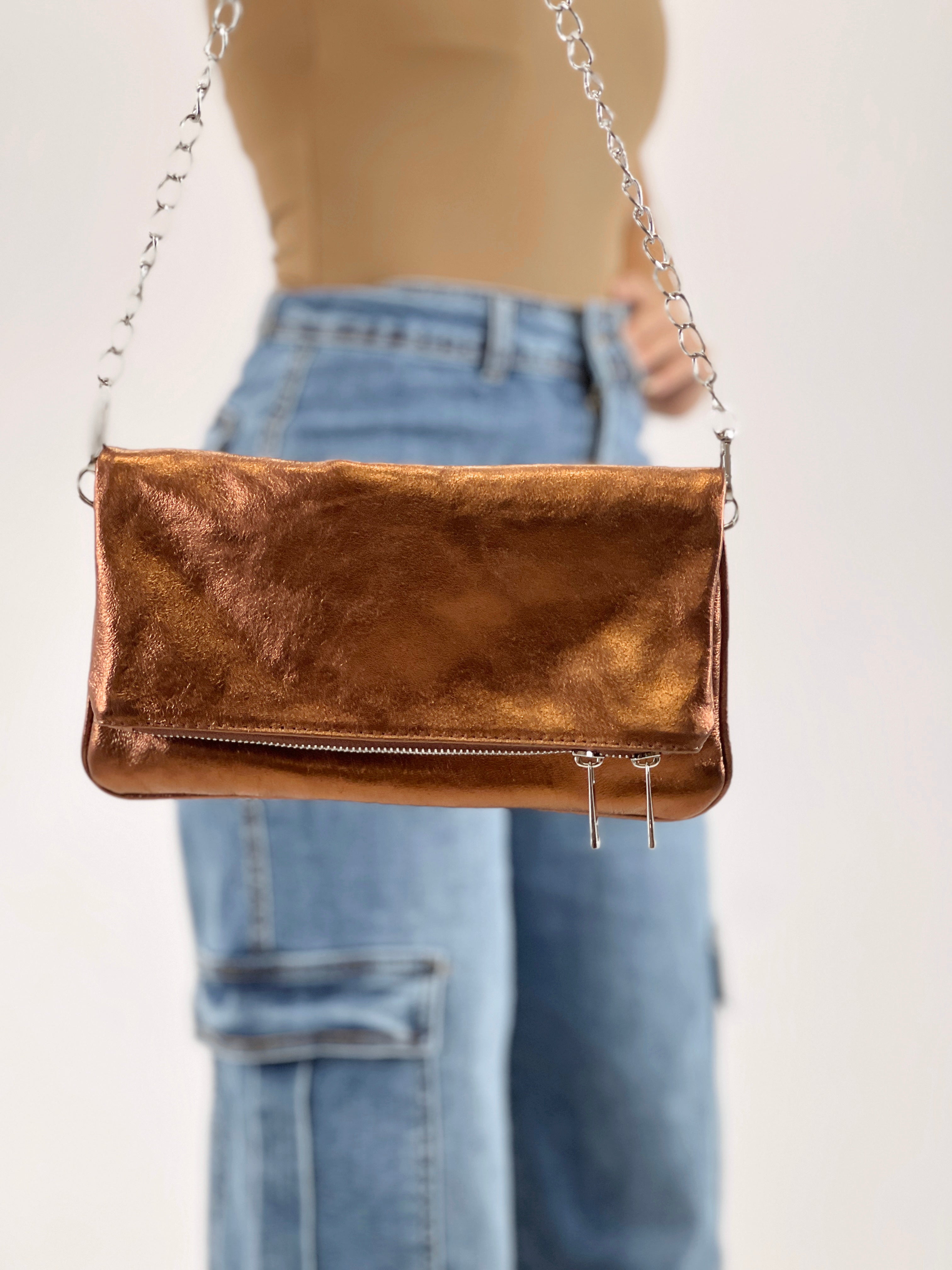 Bolso metalizado cadenas