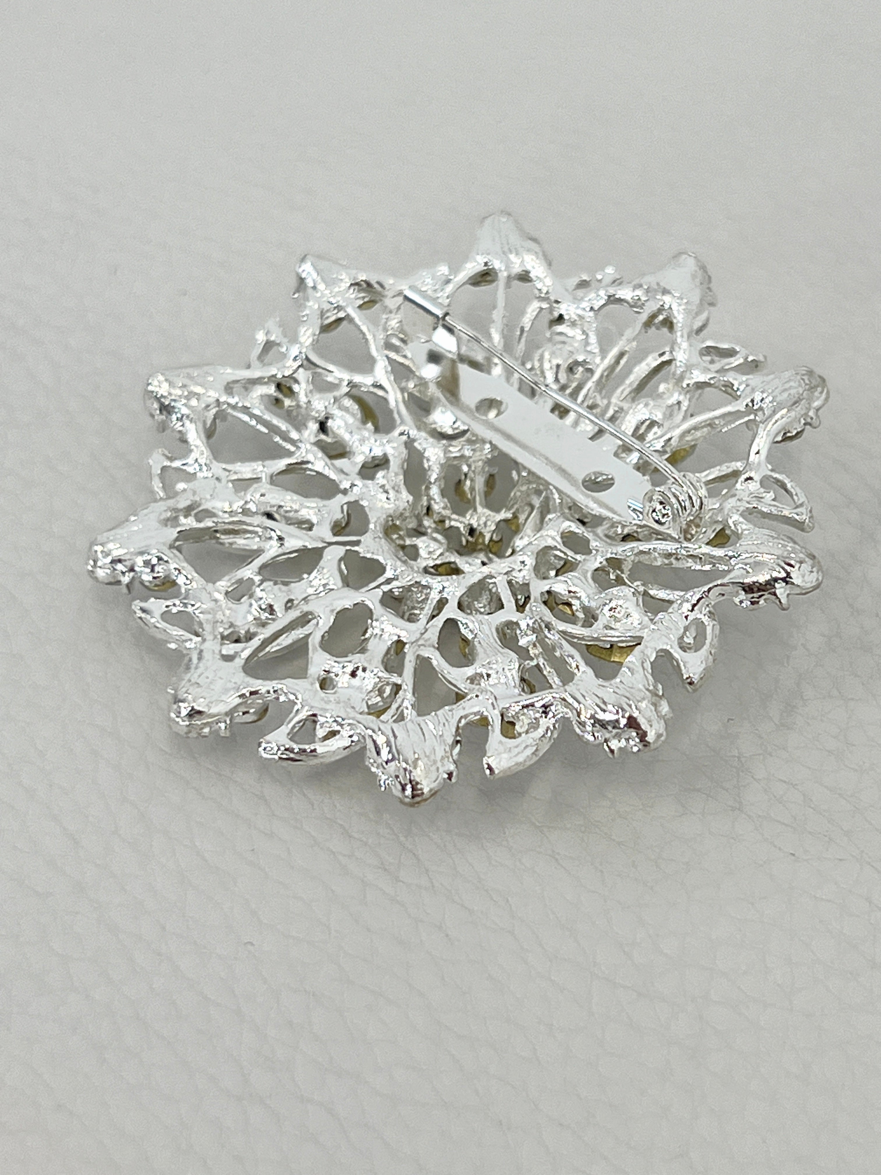 Broche floral con pedrería