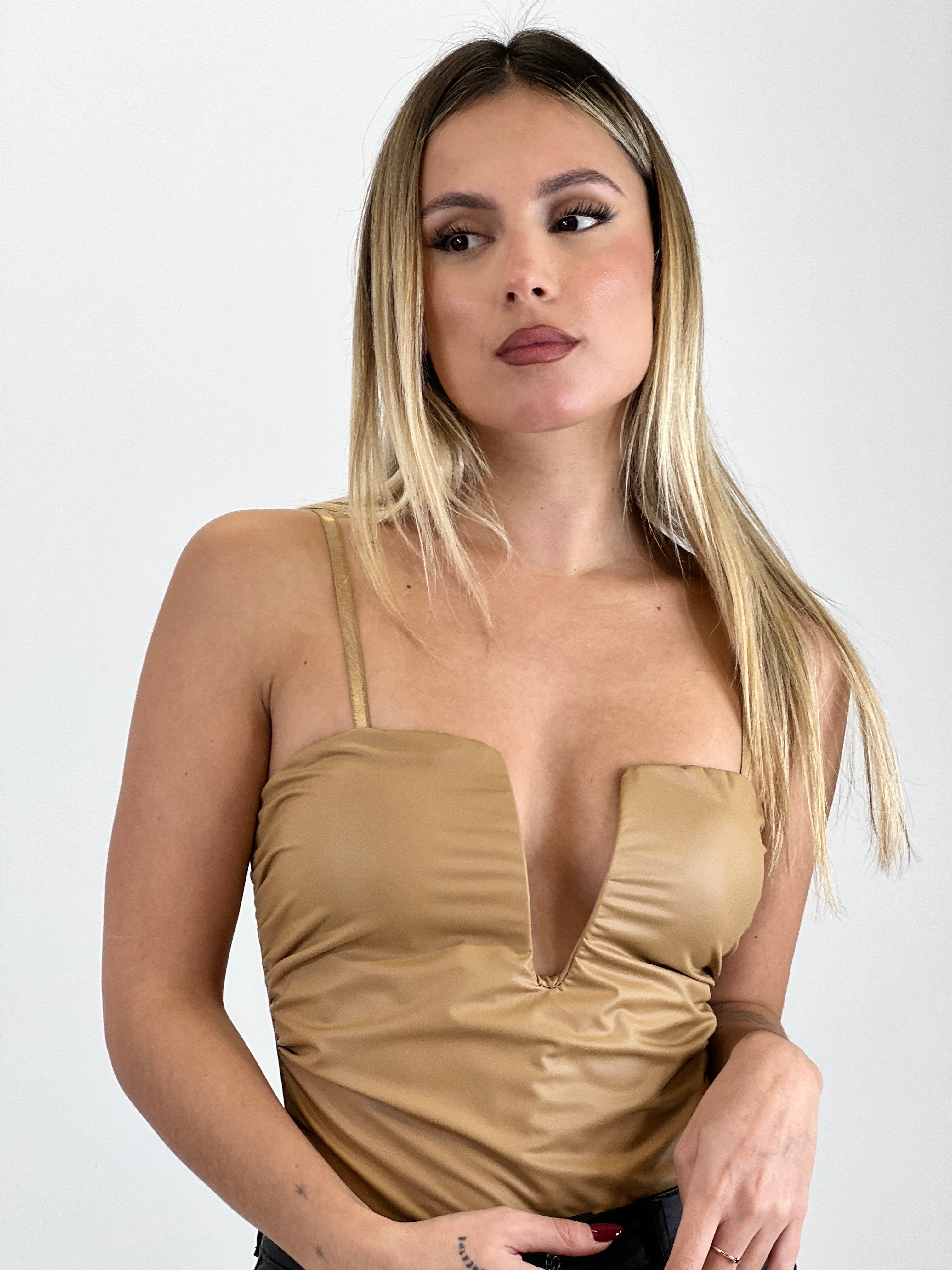 Body escote V acabado piel