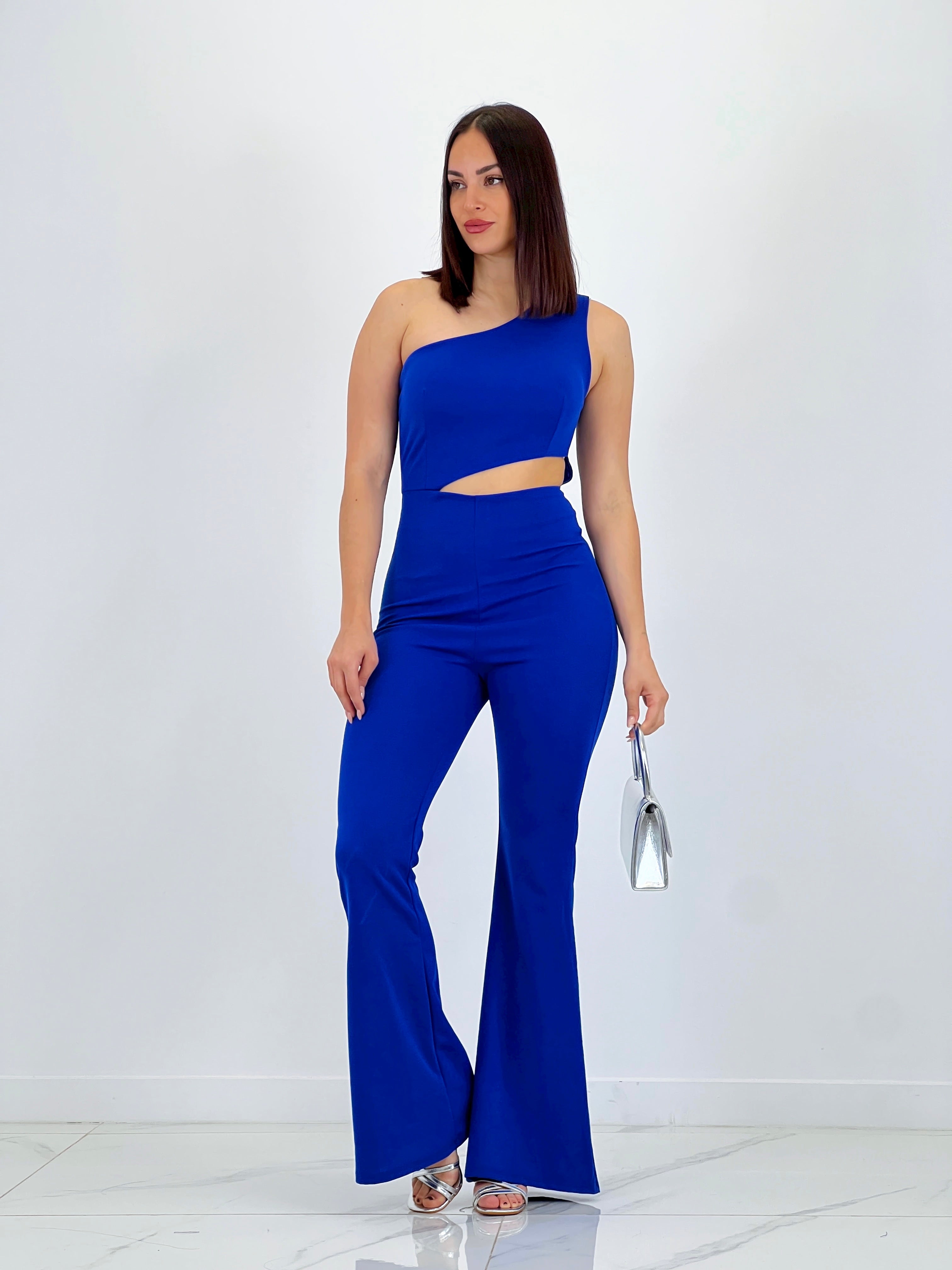 Combinaison à découpes asymétriques