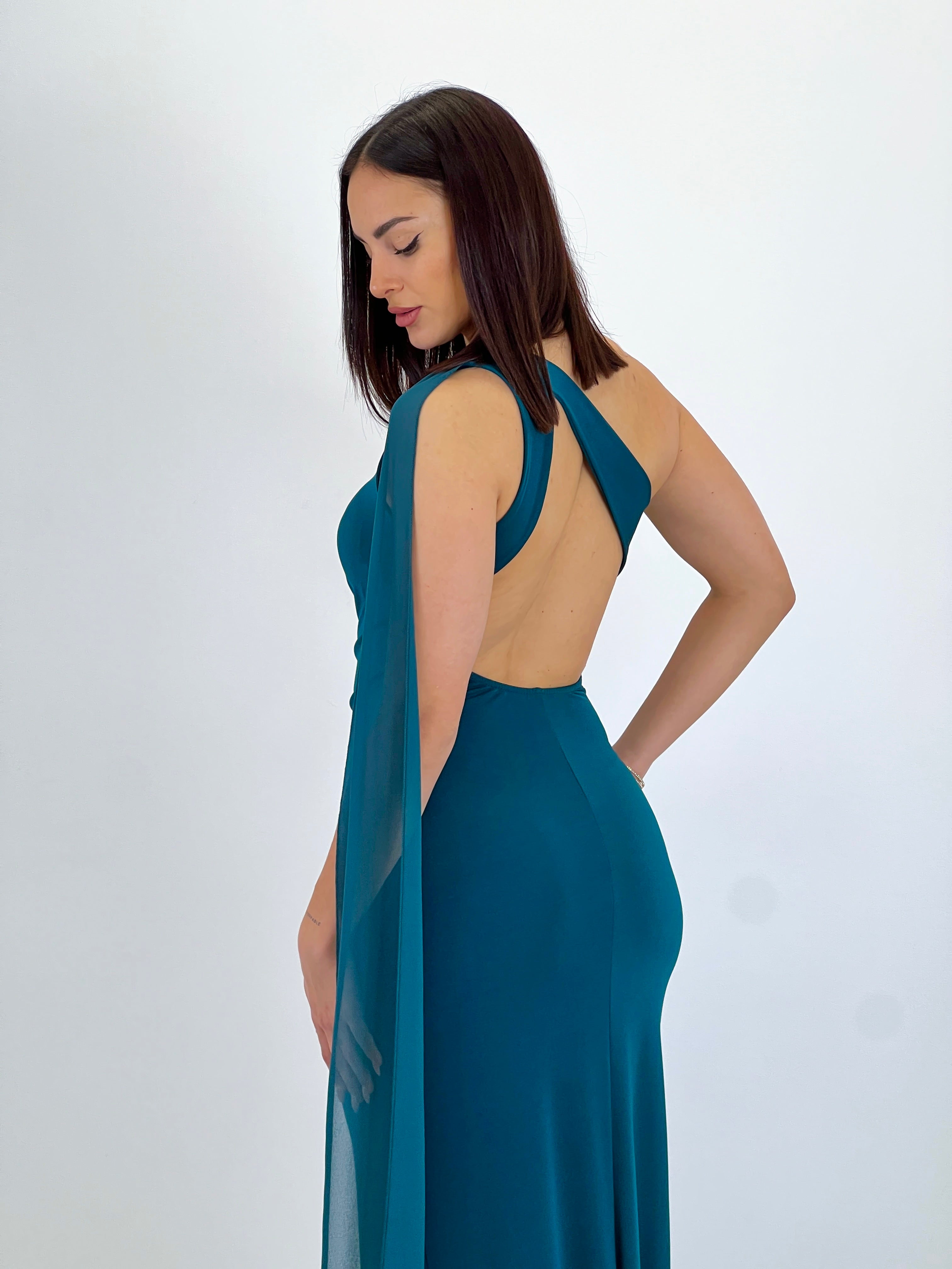 Vestido asimétrico con chal Yone