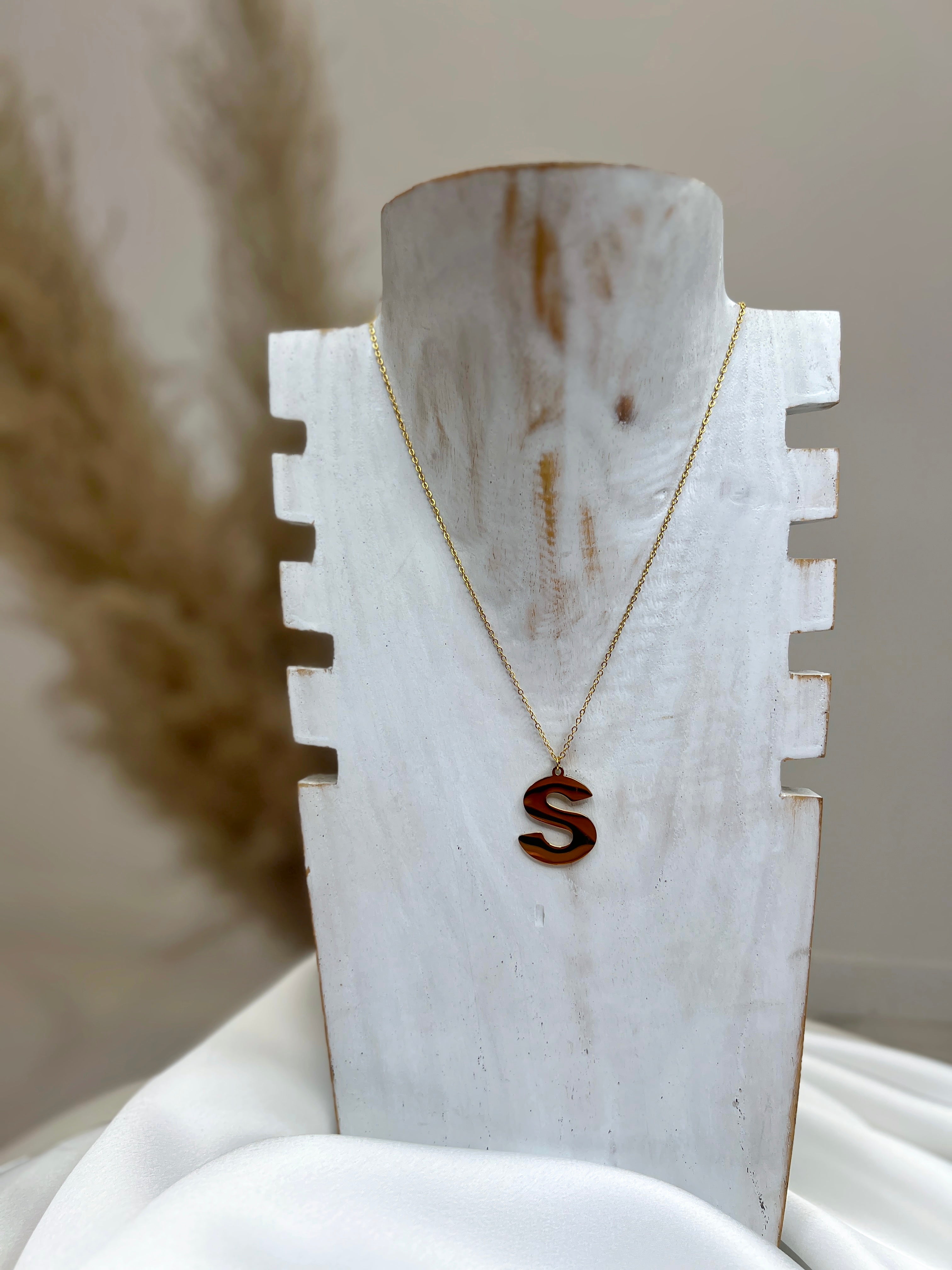 Collar letra grande acero