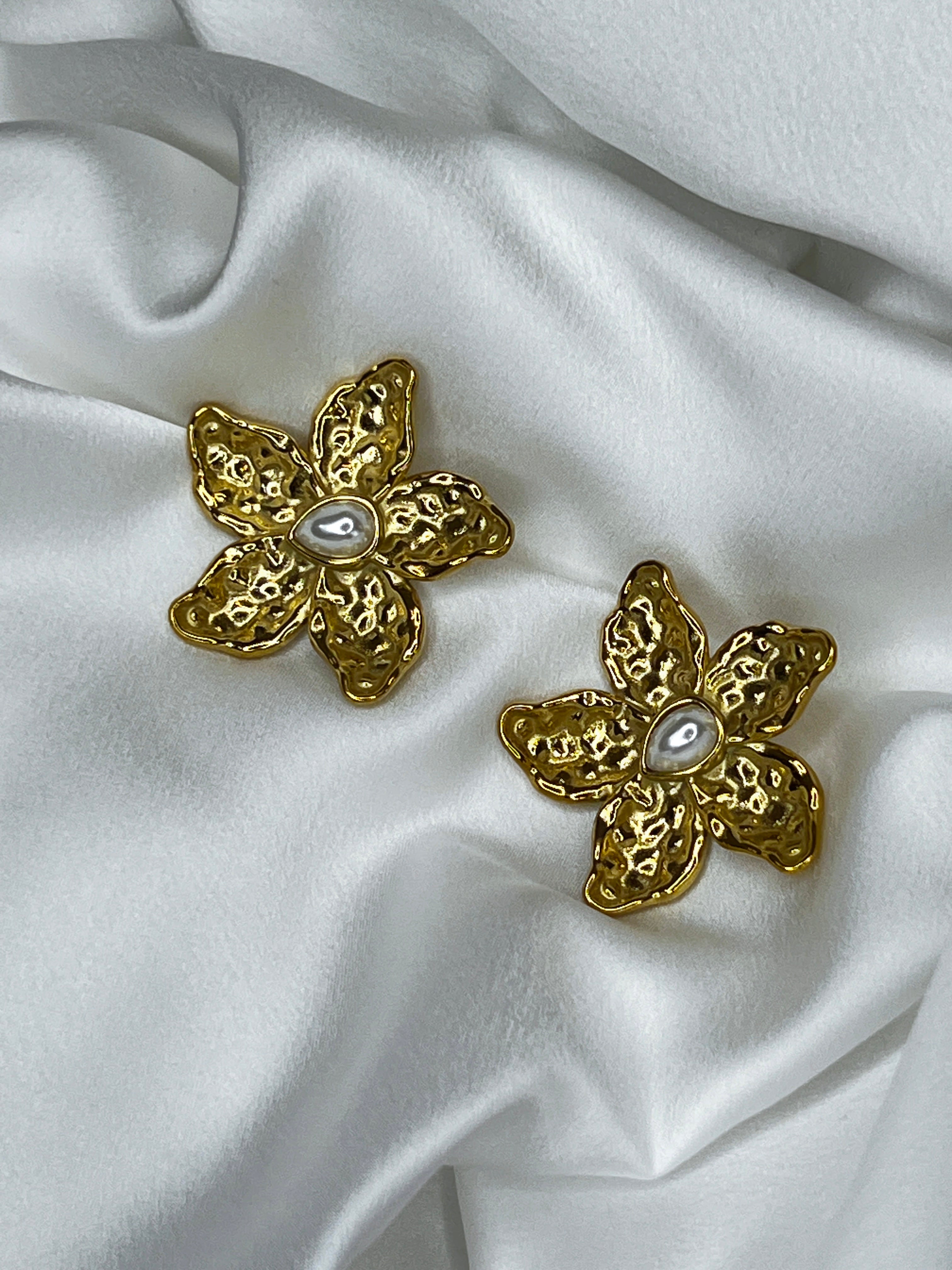 Pearl flower earrings