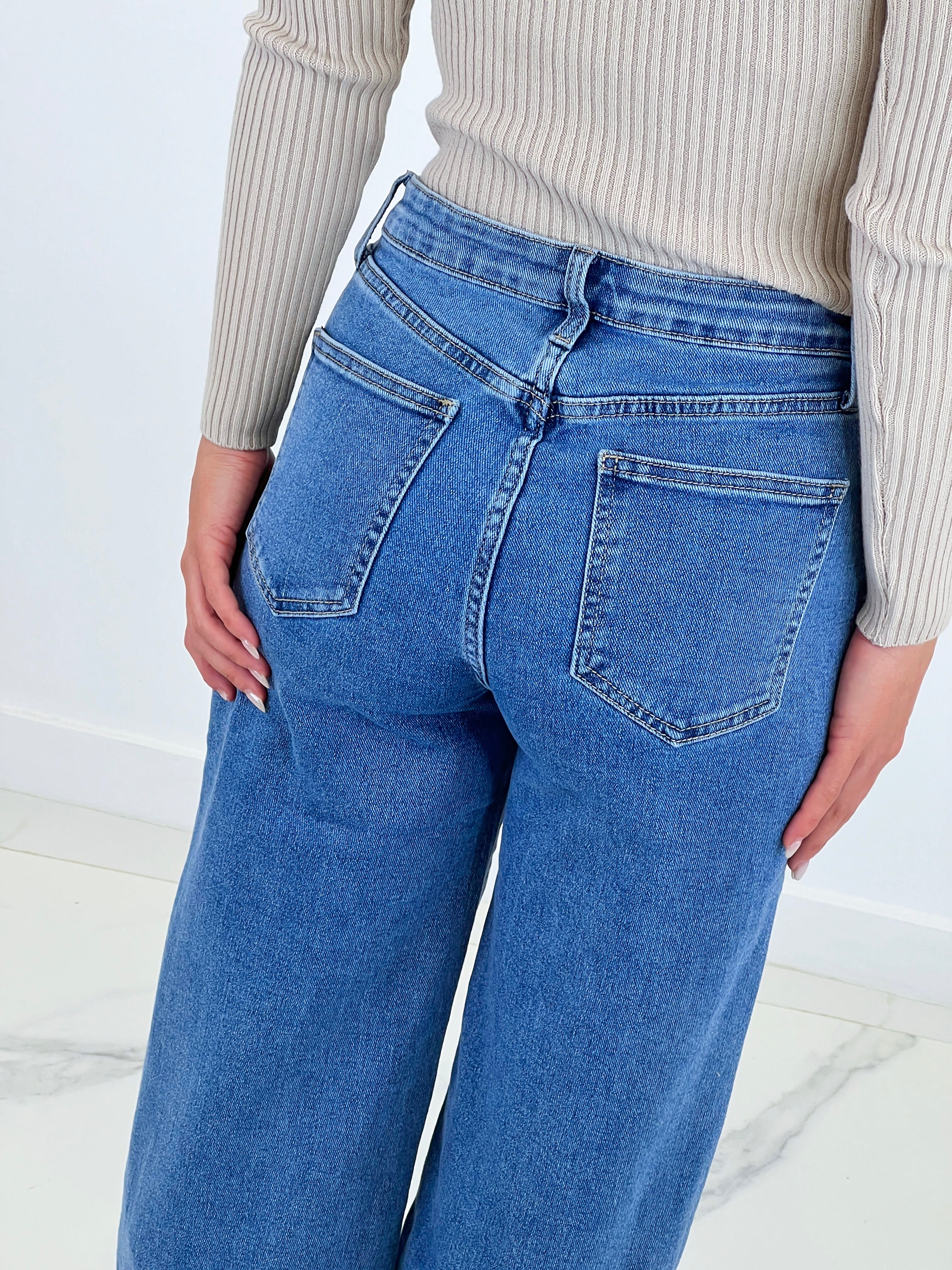 Wide-leg jeans with seamless hem