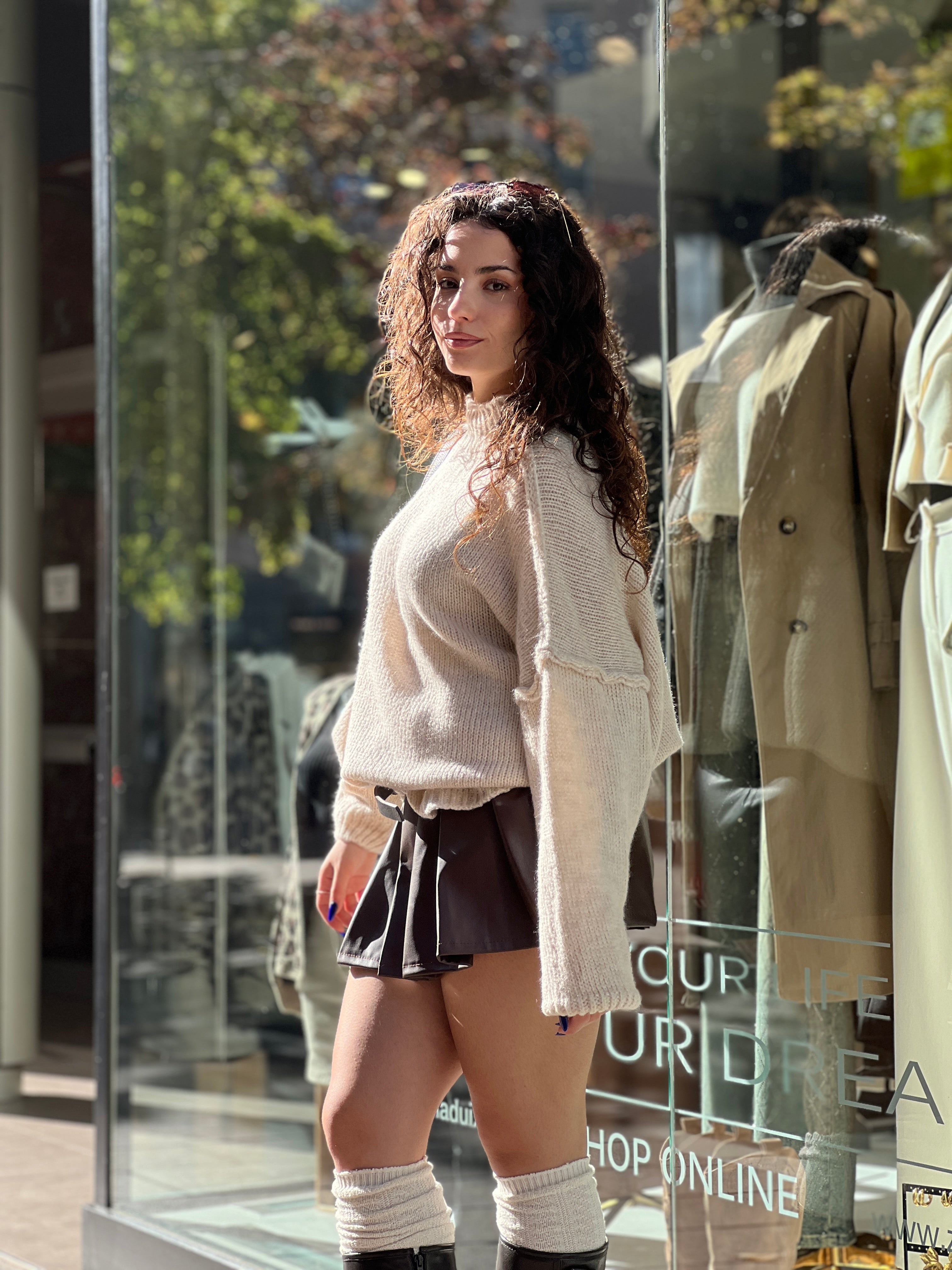 Saia curta de polipele com pregas