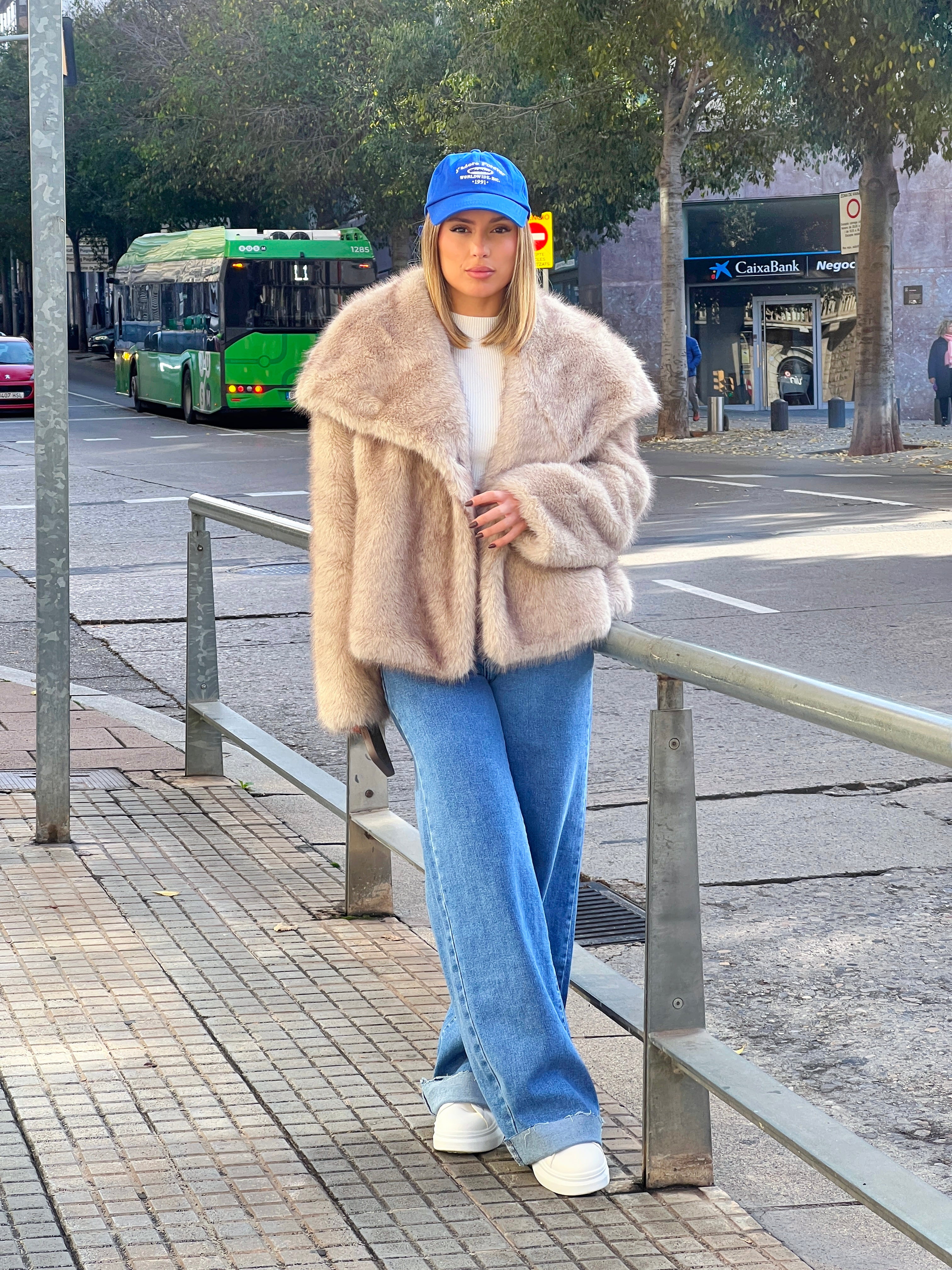 Wide-leg jeans with seamless hem