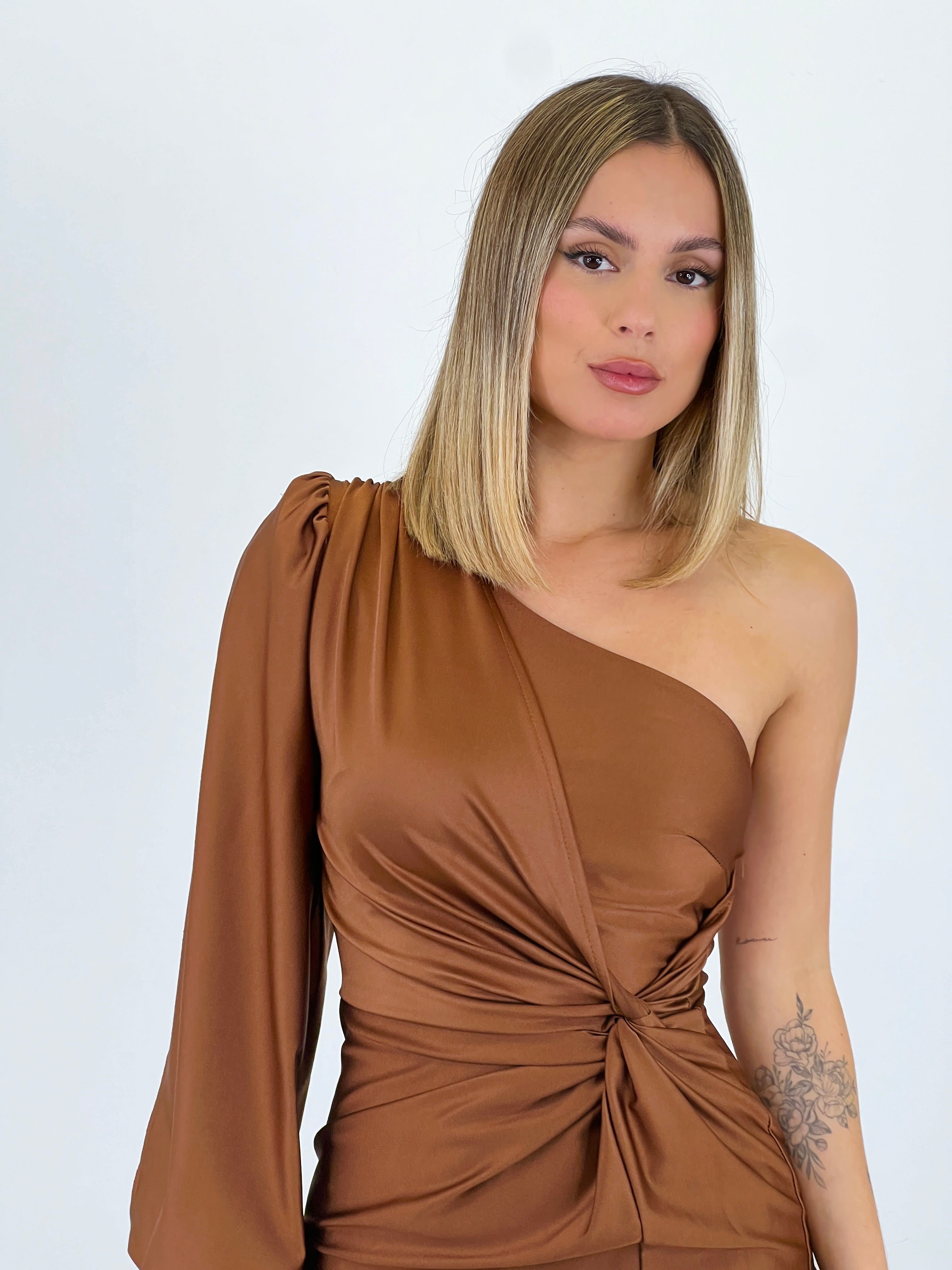 Vestido manga asimétrica Hera