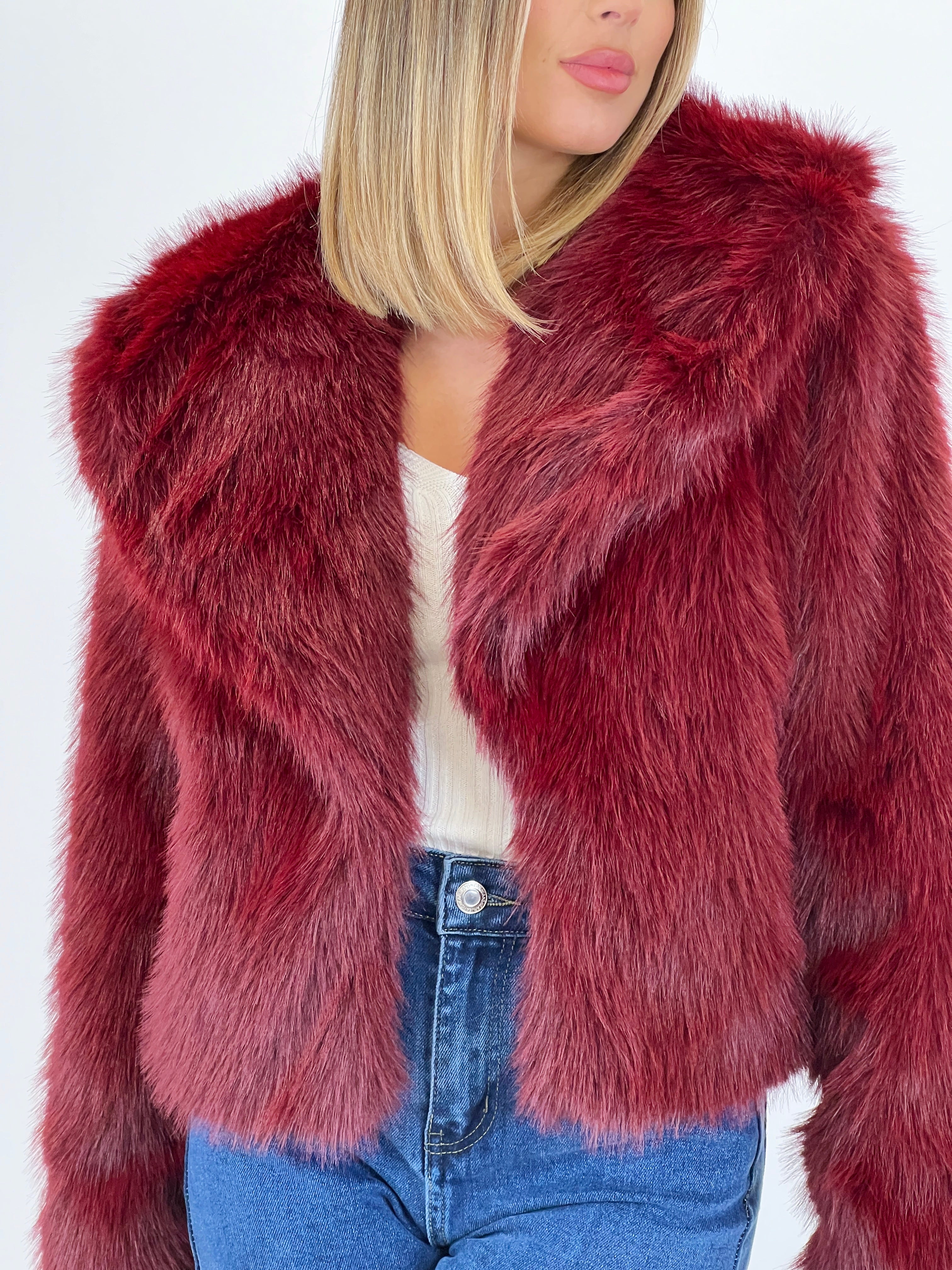 Abrigo corto efecto pelo