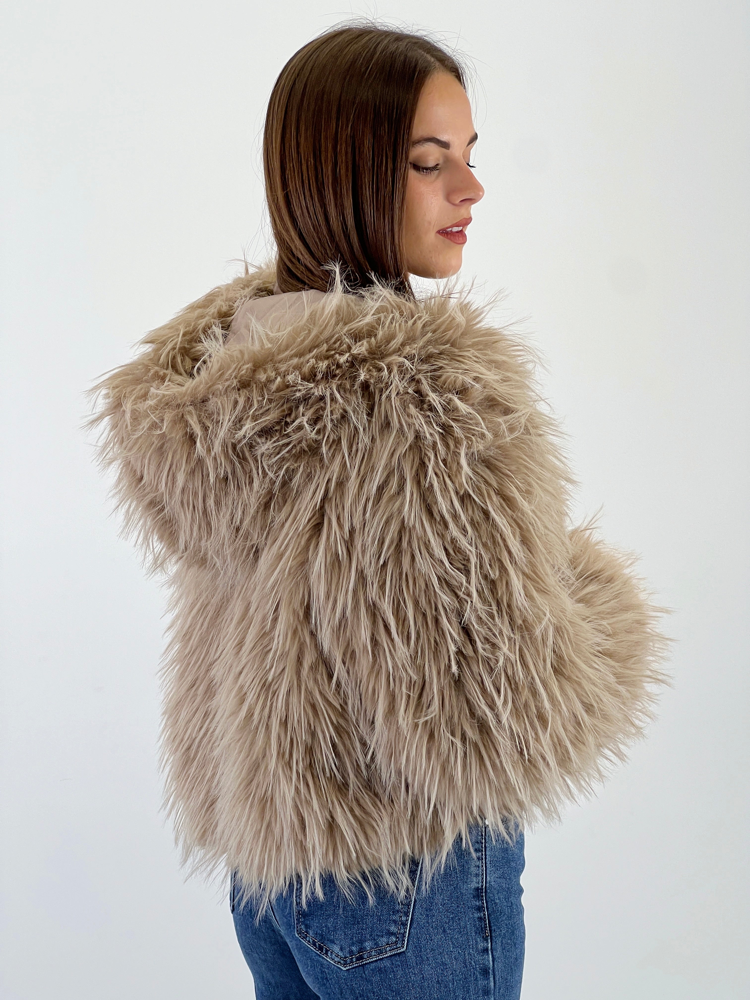 Chaqueta efecto pelo capucha