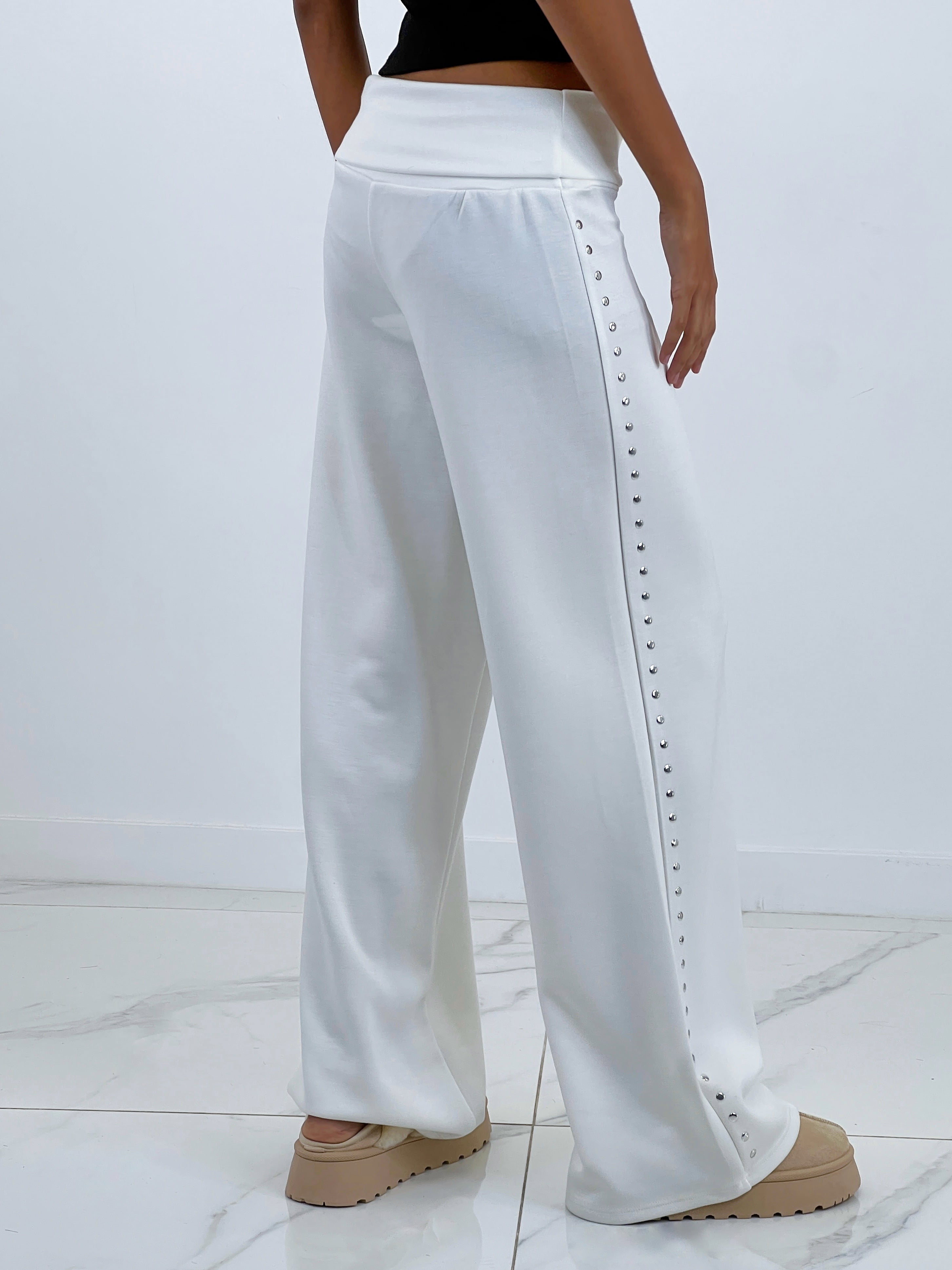 Pantalón tachuelas cintura vuelta