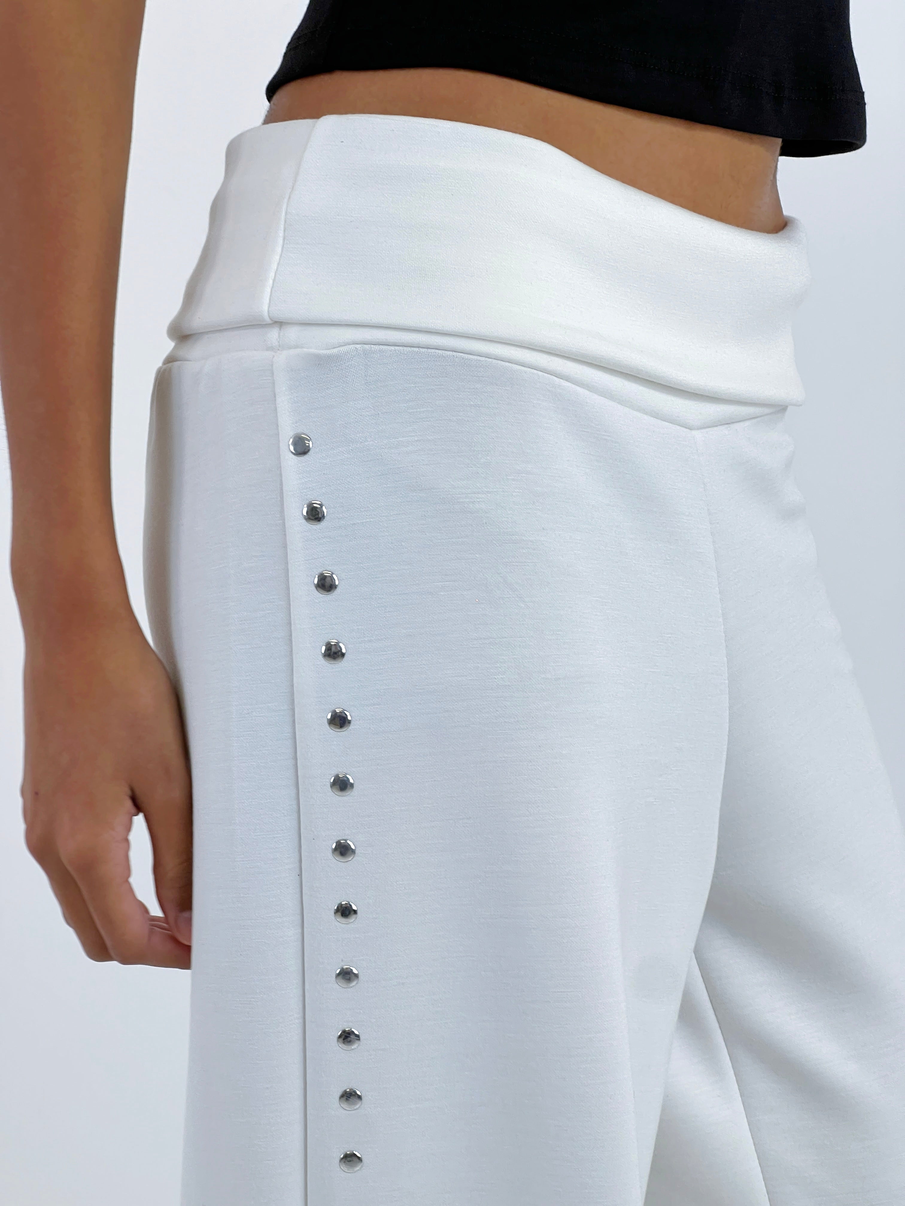 Pantalón tachuelas cintura vuelta