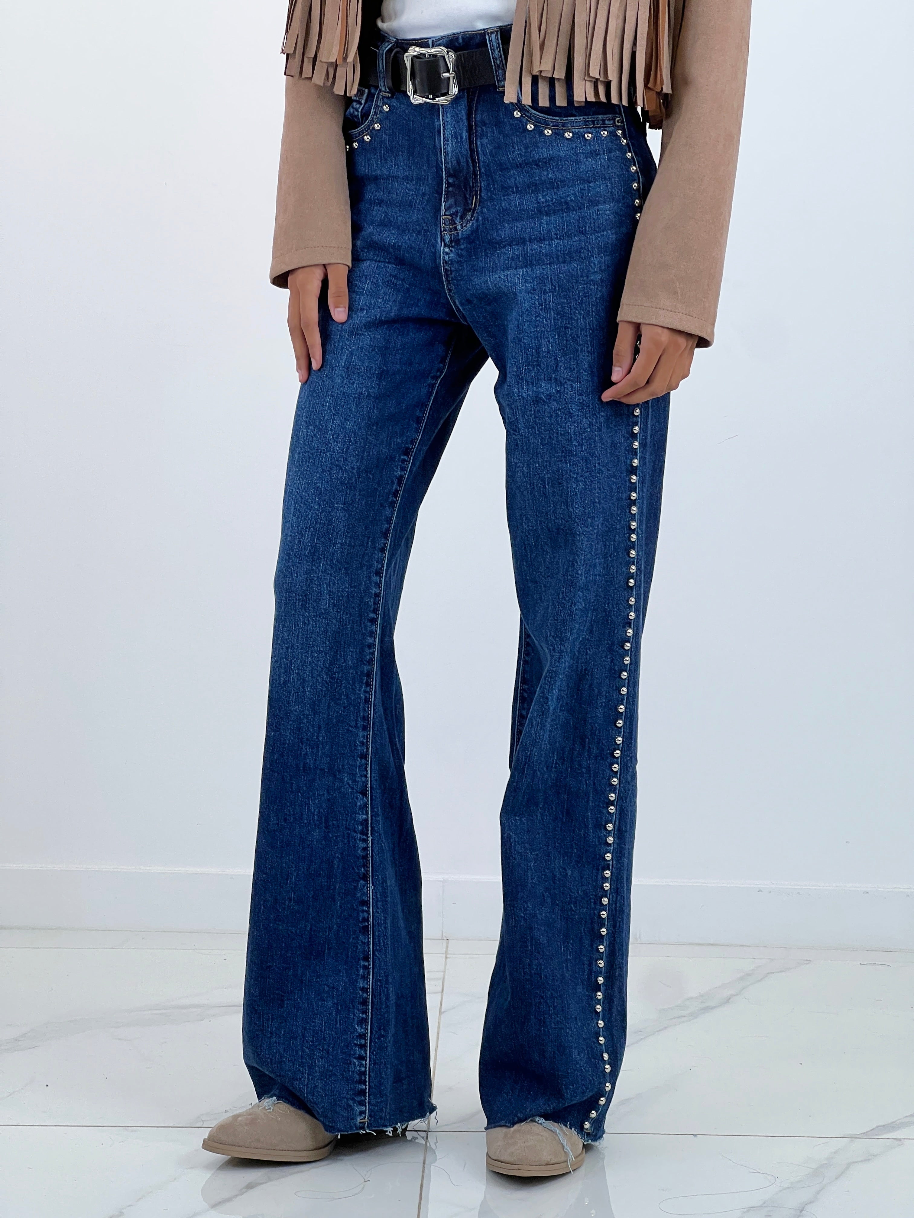 Jeans straight leg tachas