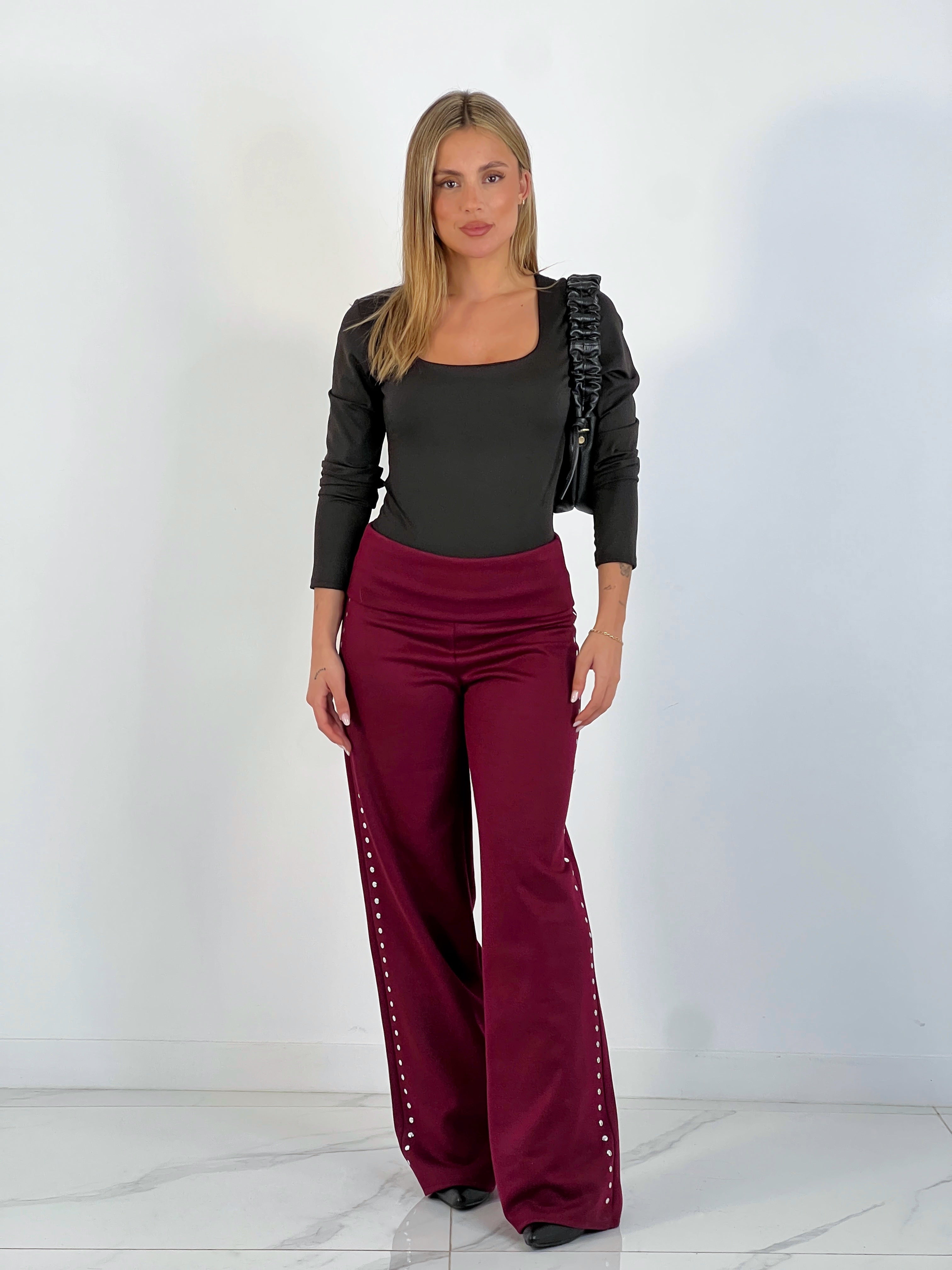 Pantalón tachuelas cintura vuelta