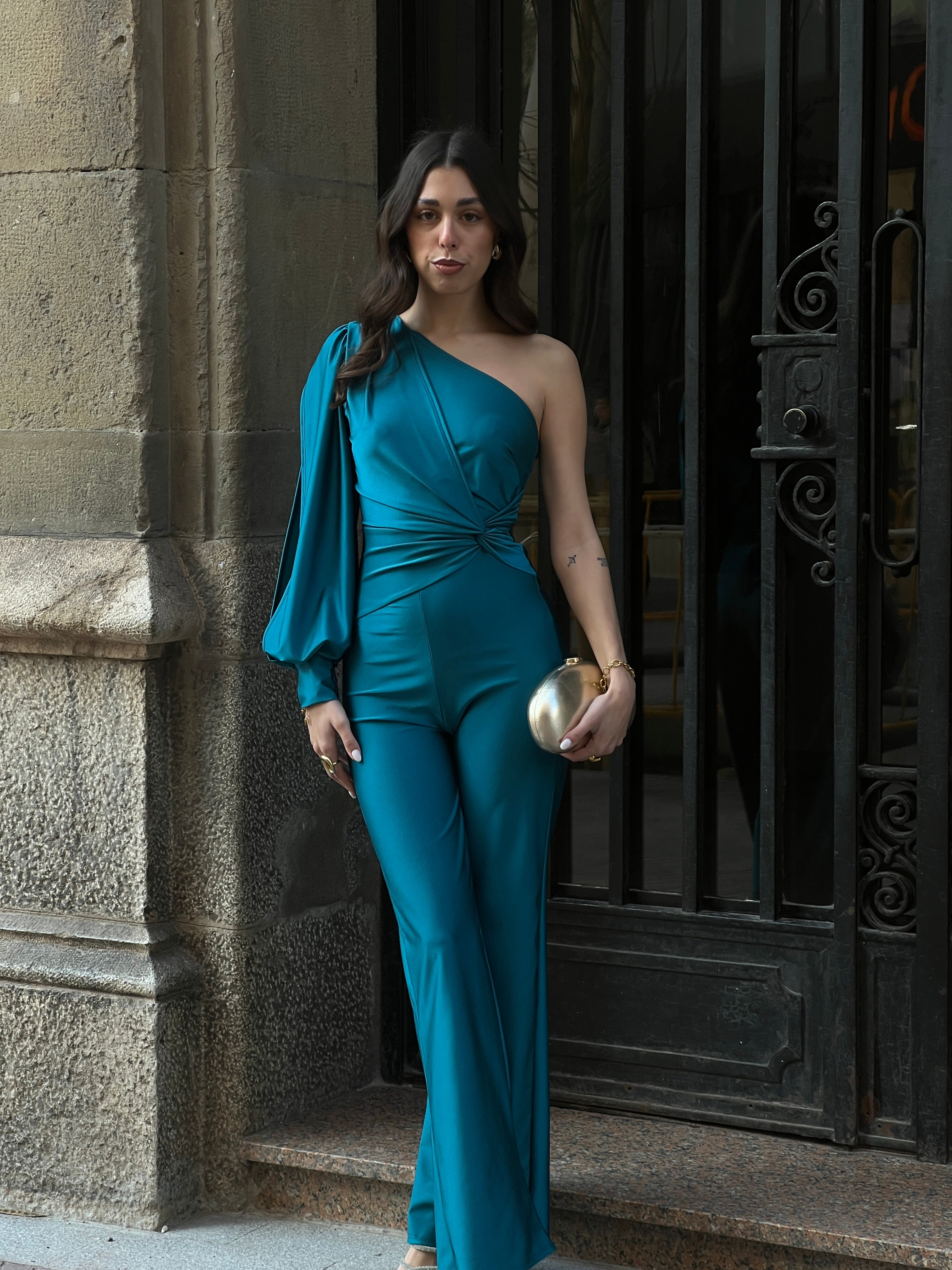 Mono asimétrico manga