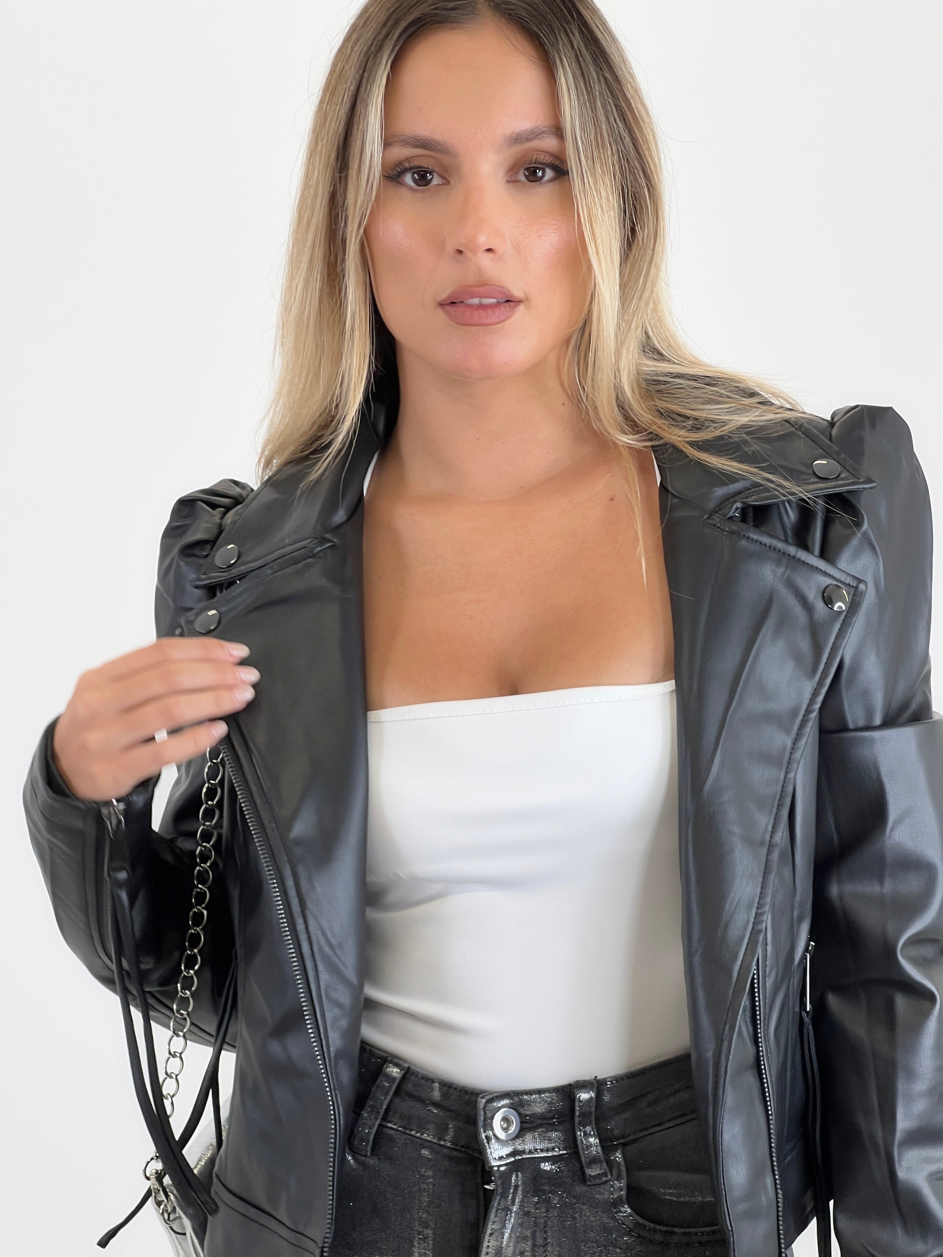 Biker efecto piel manga abullonada