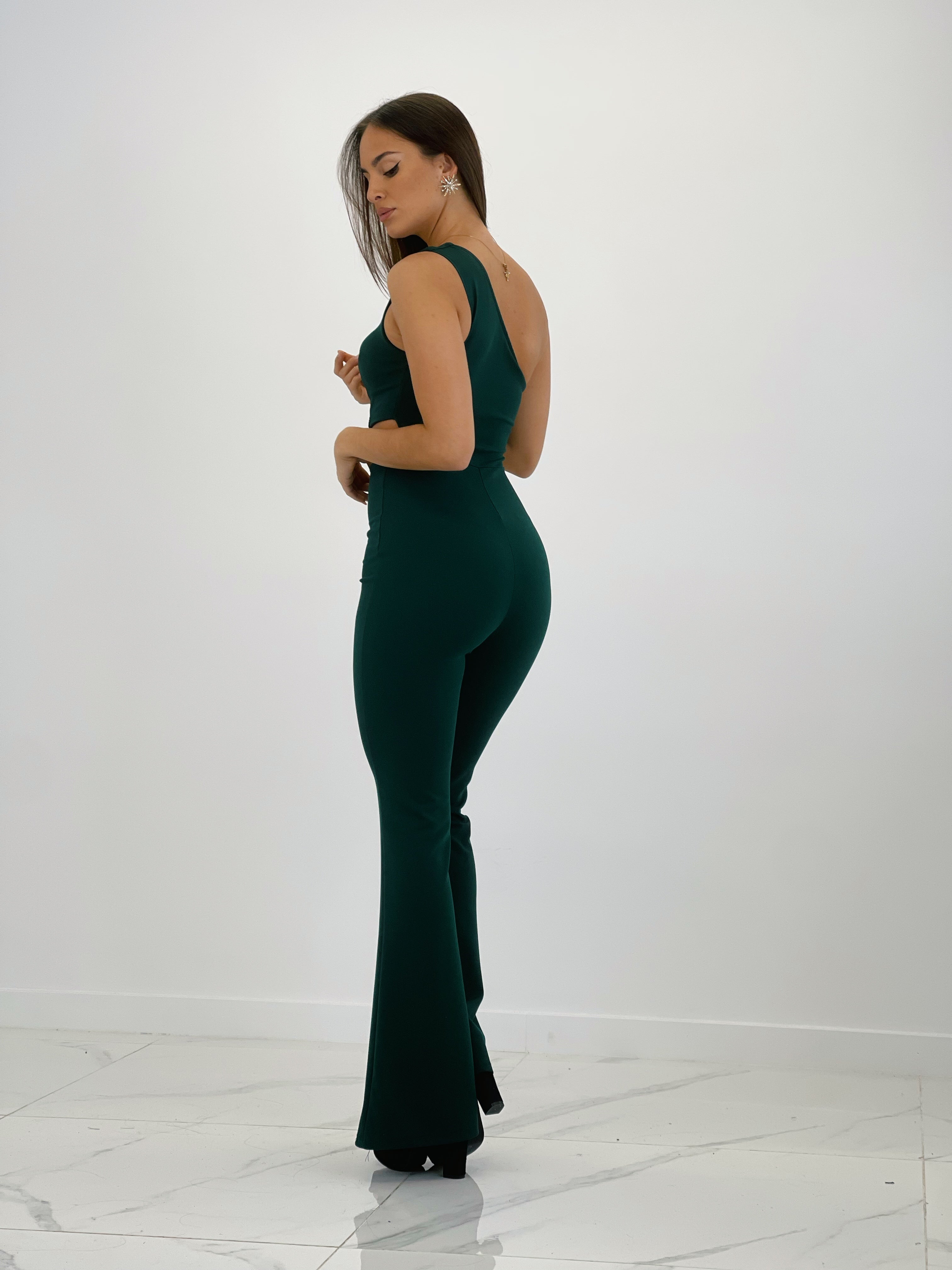 Combinaison à découpes asymétriques