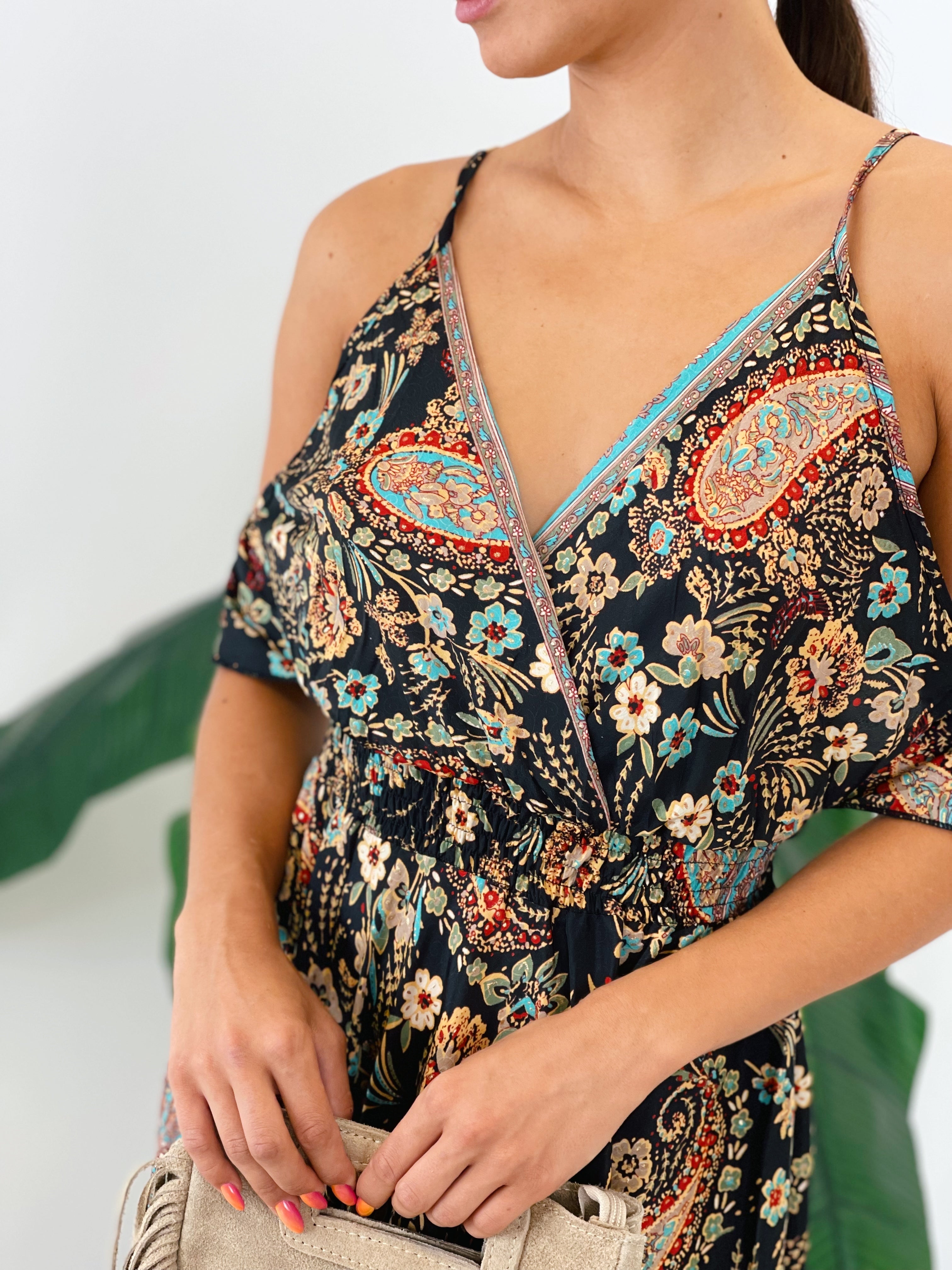 Vestido largo estampado con escote pico cruzado y tirante fino negro | Zebra&Maduixa