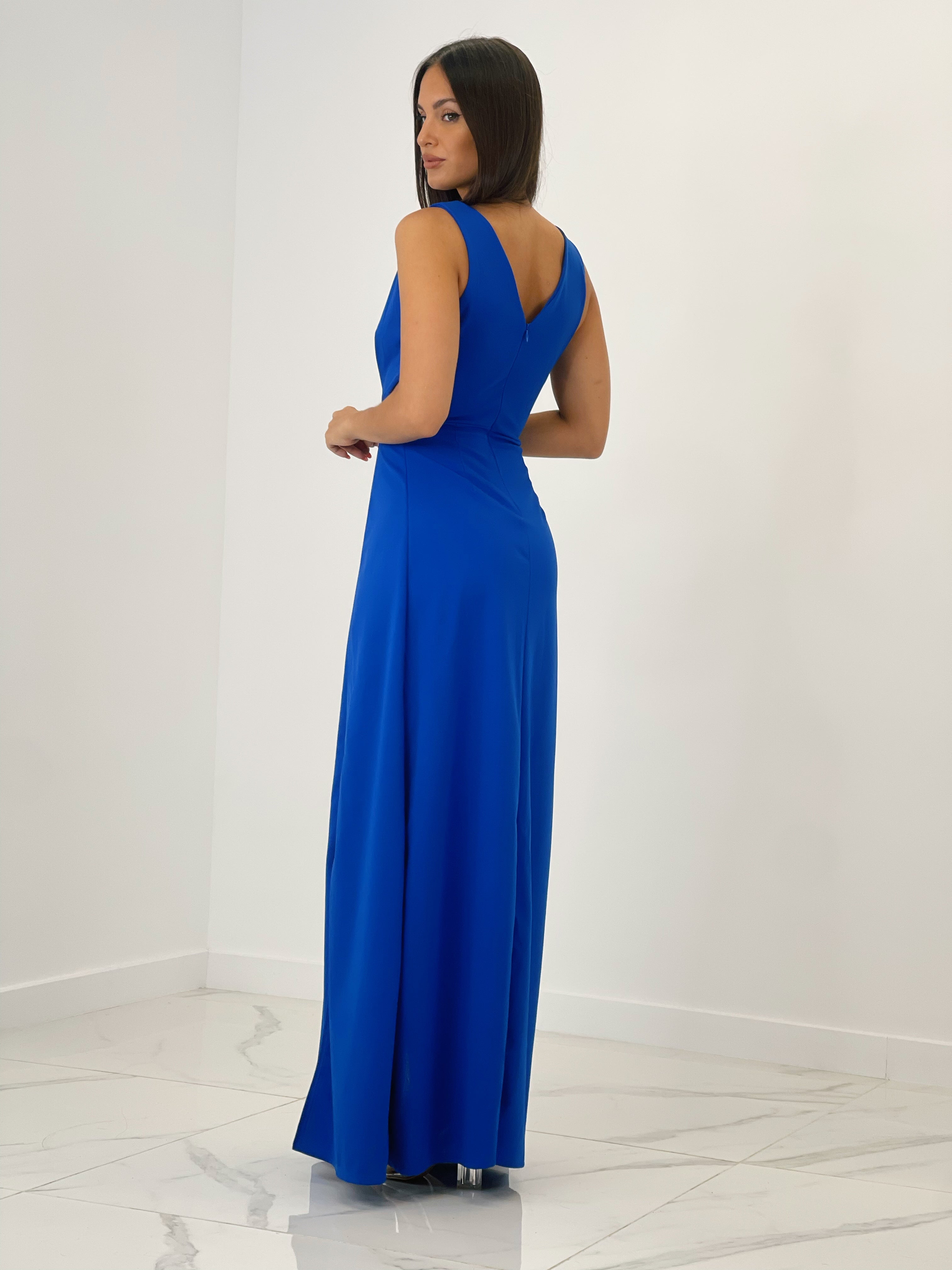 Vestido largo con escote cruzado en pico y tela plisada azul klein | Zebra&Maduixa