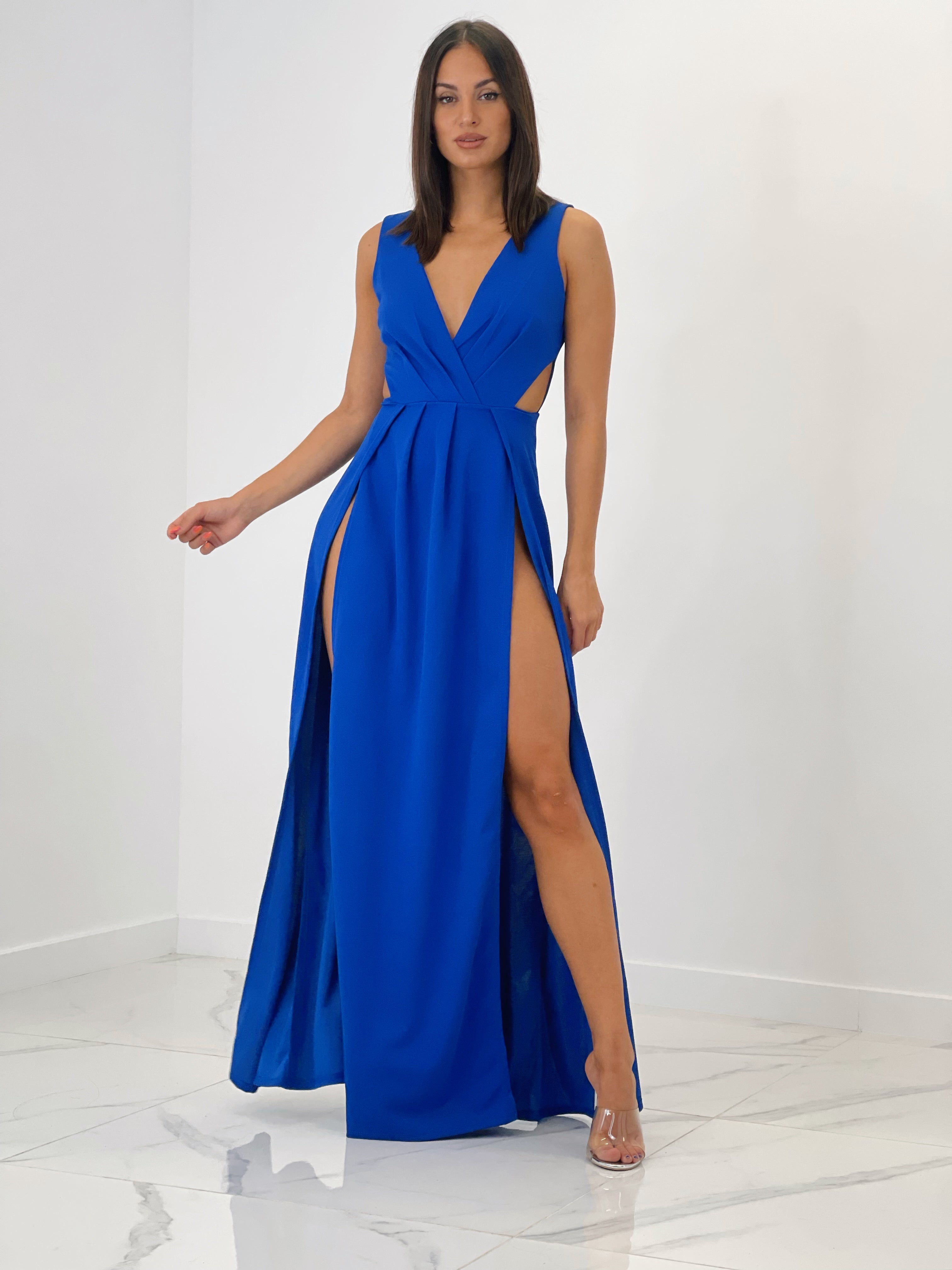 Vestido largo con escote cruzado en pico y tela plisada azul klein | Zebra&Maduixa