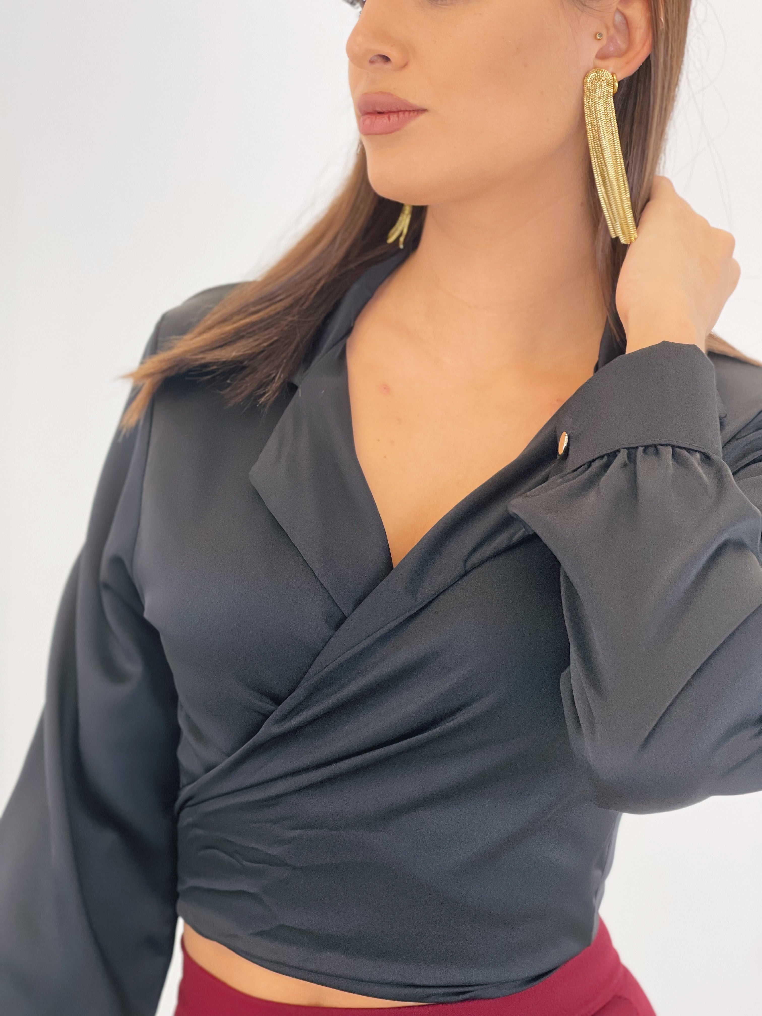 Brincos com corrente pendente