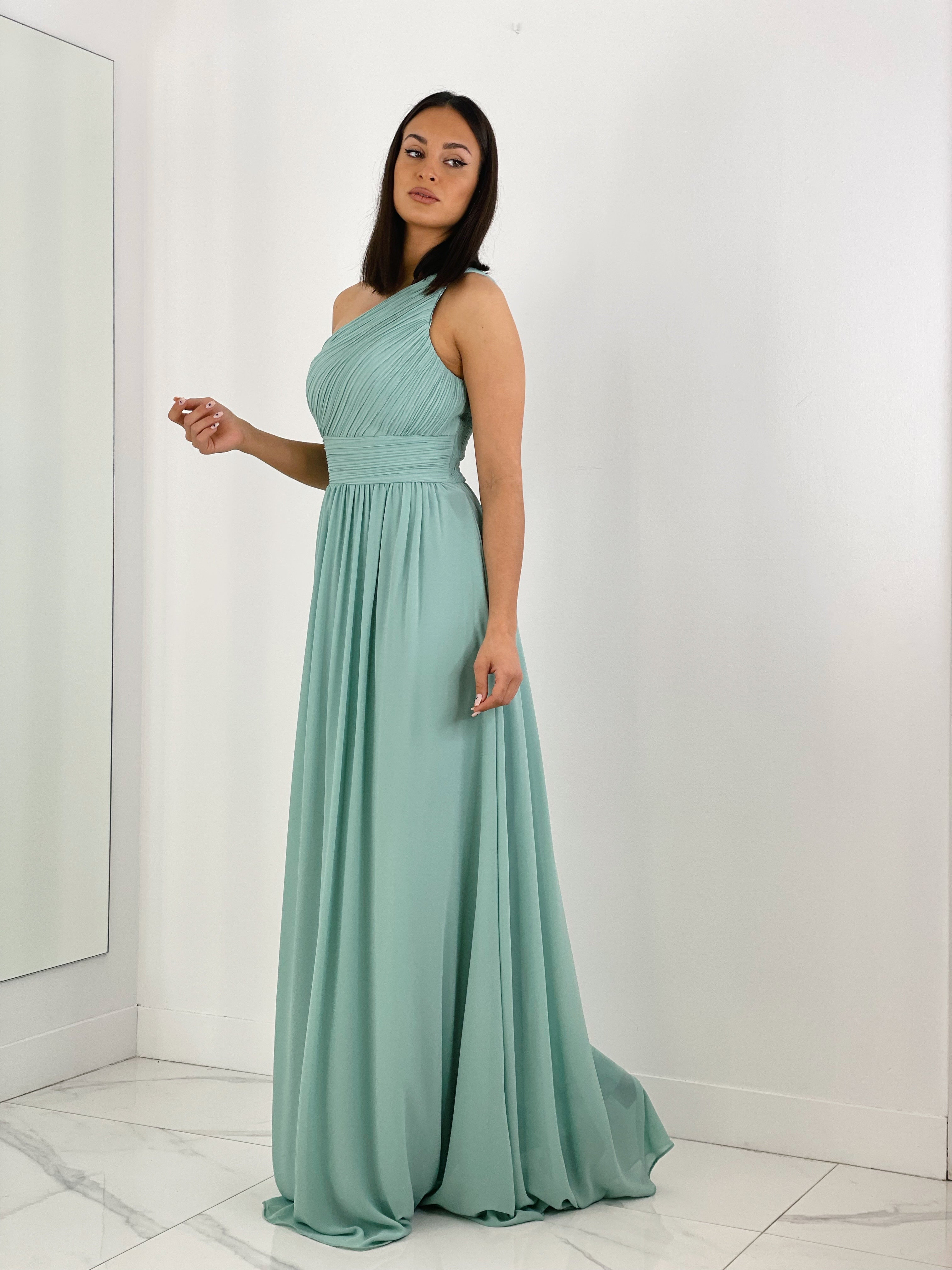 Vestido de ceremonia de escote asimétrico y drapeado color salvia | Zebra&Maduixa