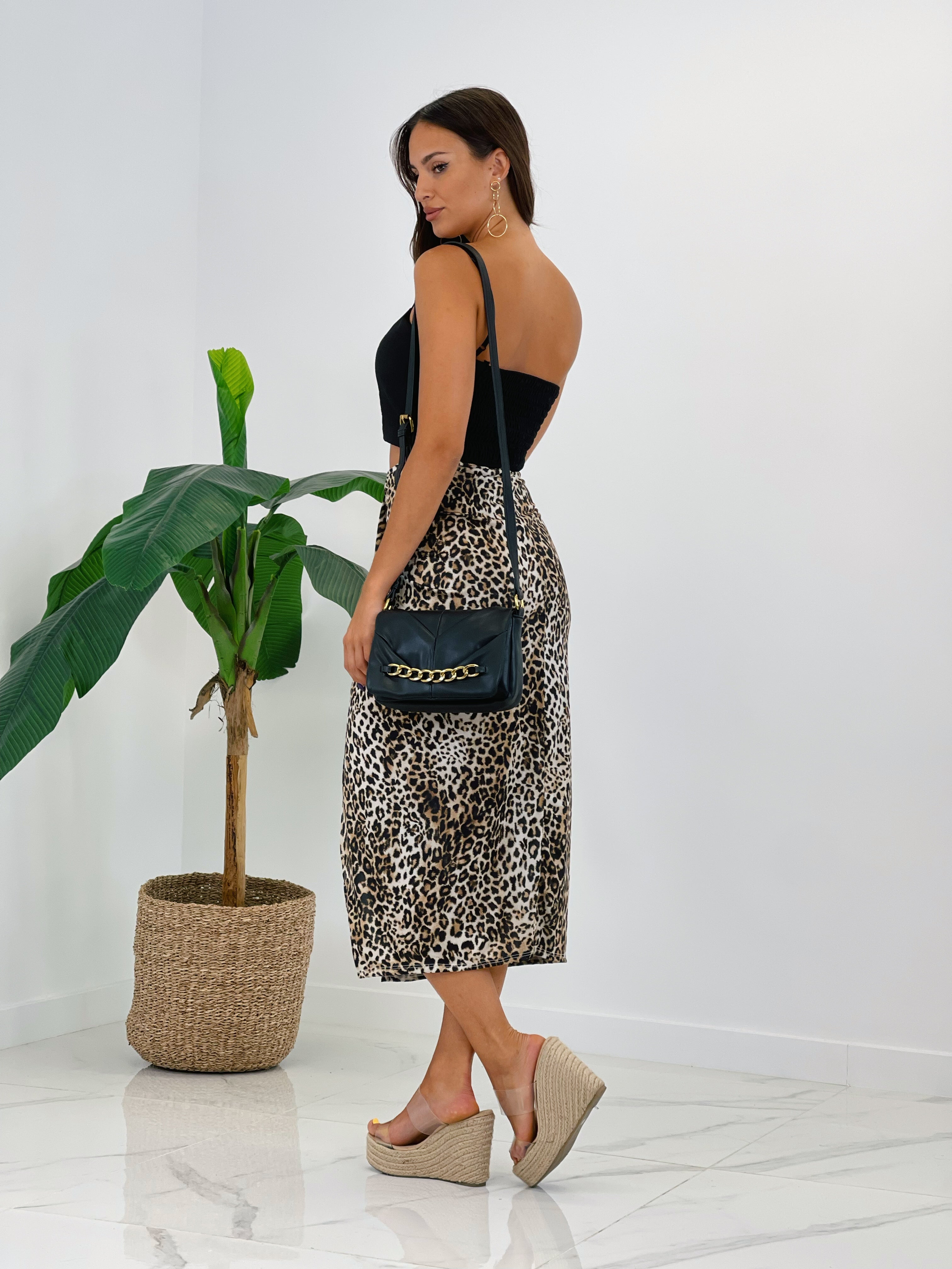 Bolso acolchado con cadena frontal