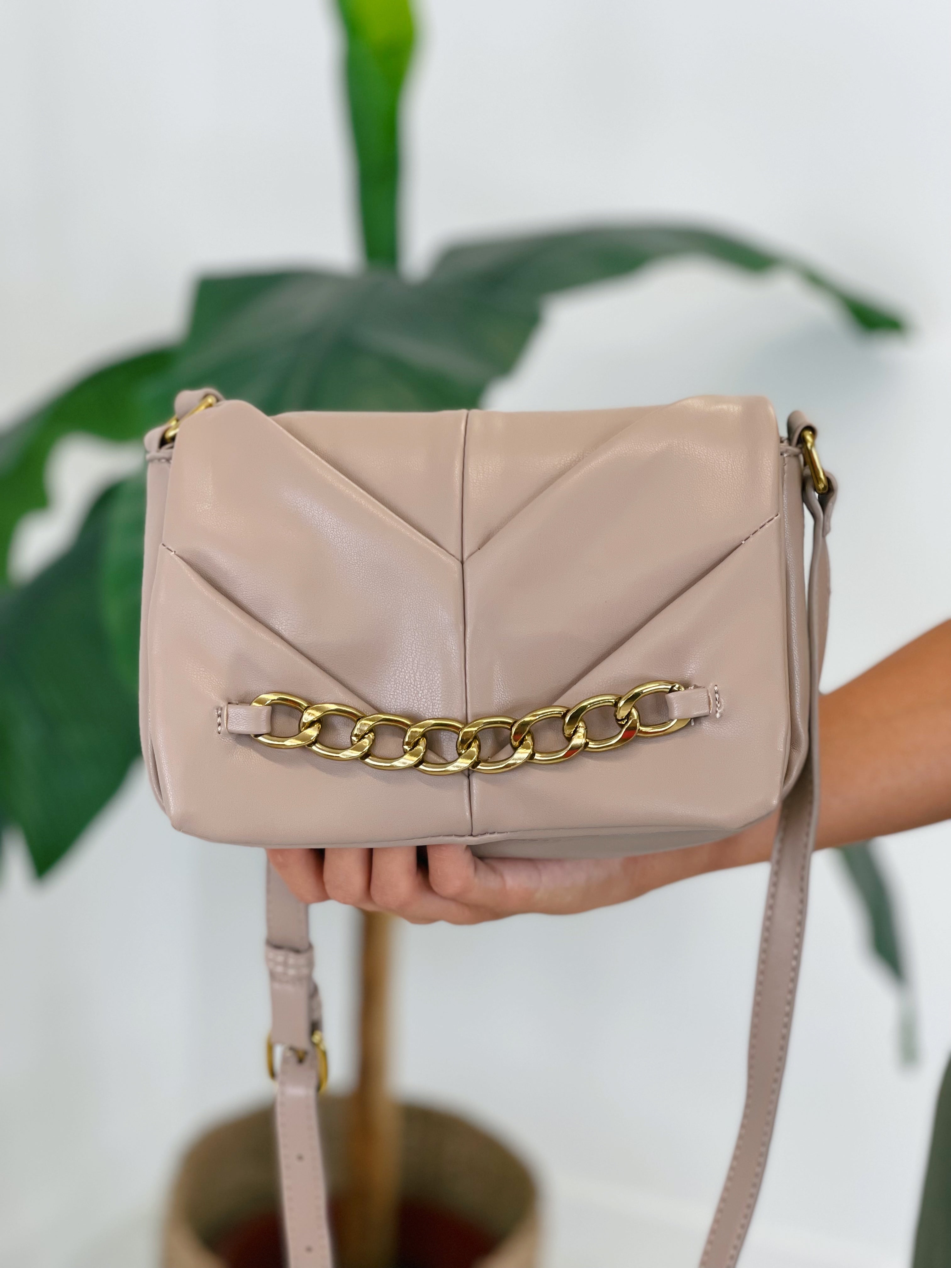 Bolso acolchado con cadena frontal