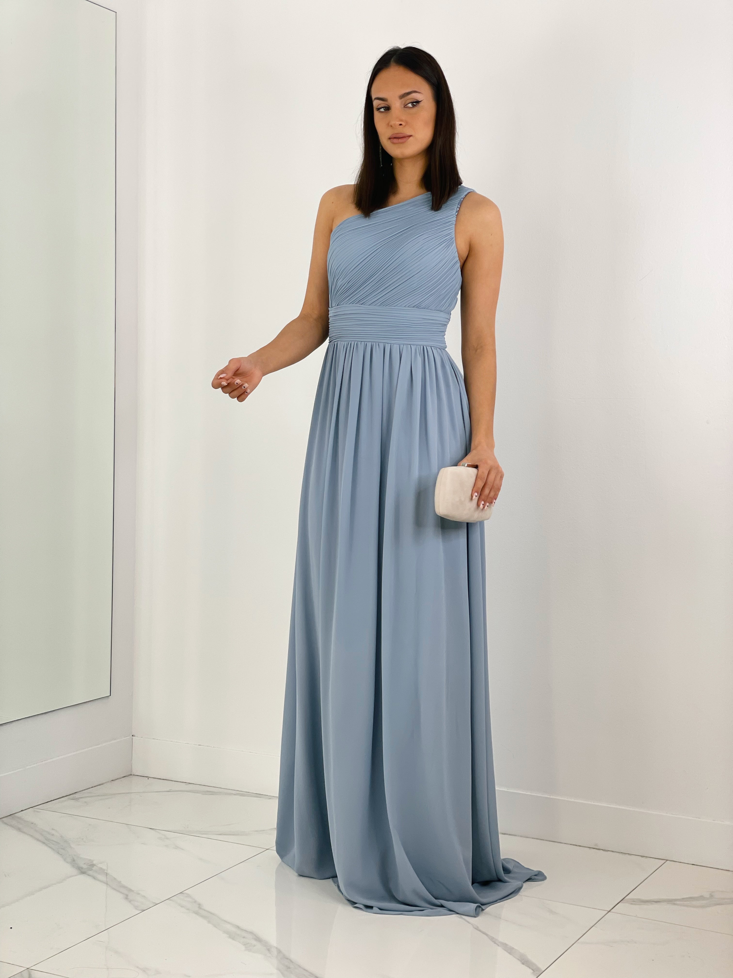 Vestido de ceremonia de escote asimétrico y drapeado color azul grisáceo | Zebra&Maduixa