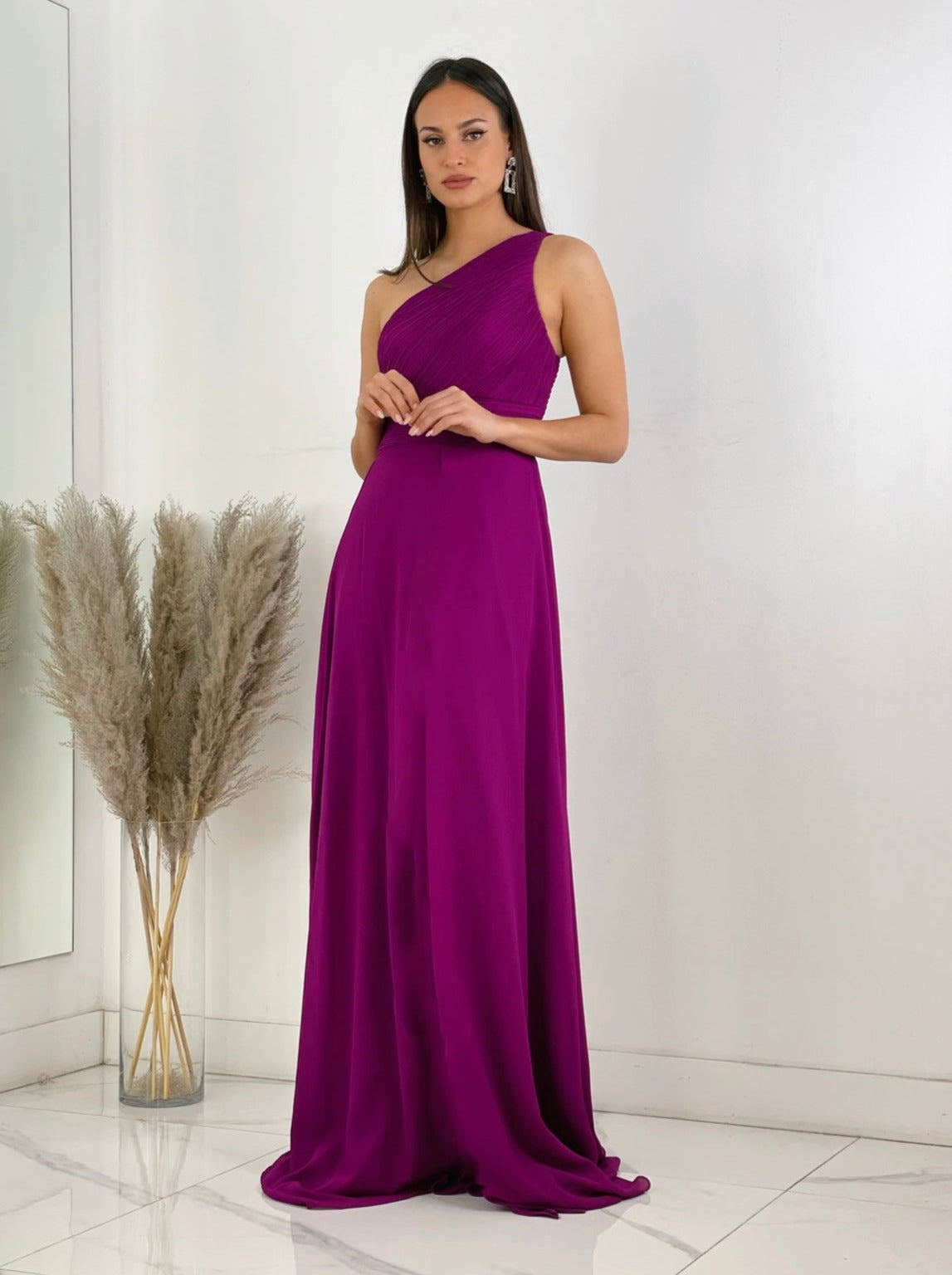 Vestido de ceremonia de escote asimétrico y drapeado color buganvilla | Zebra&Maduixa