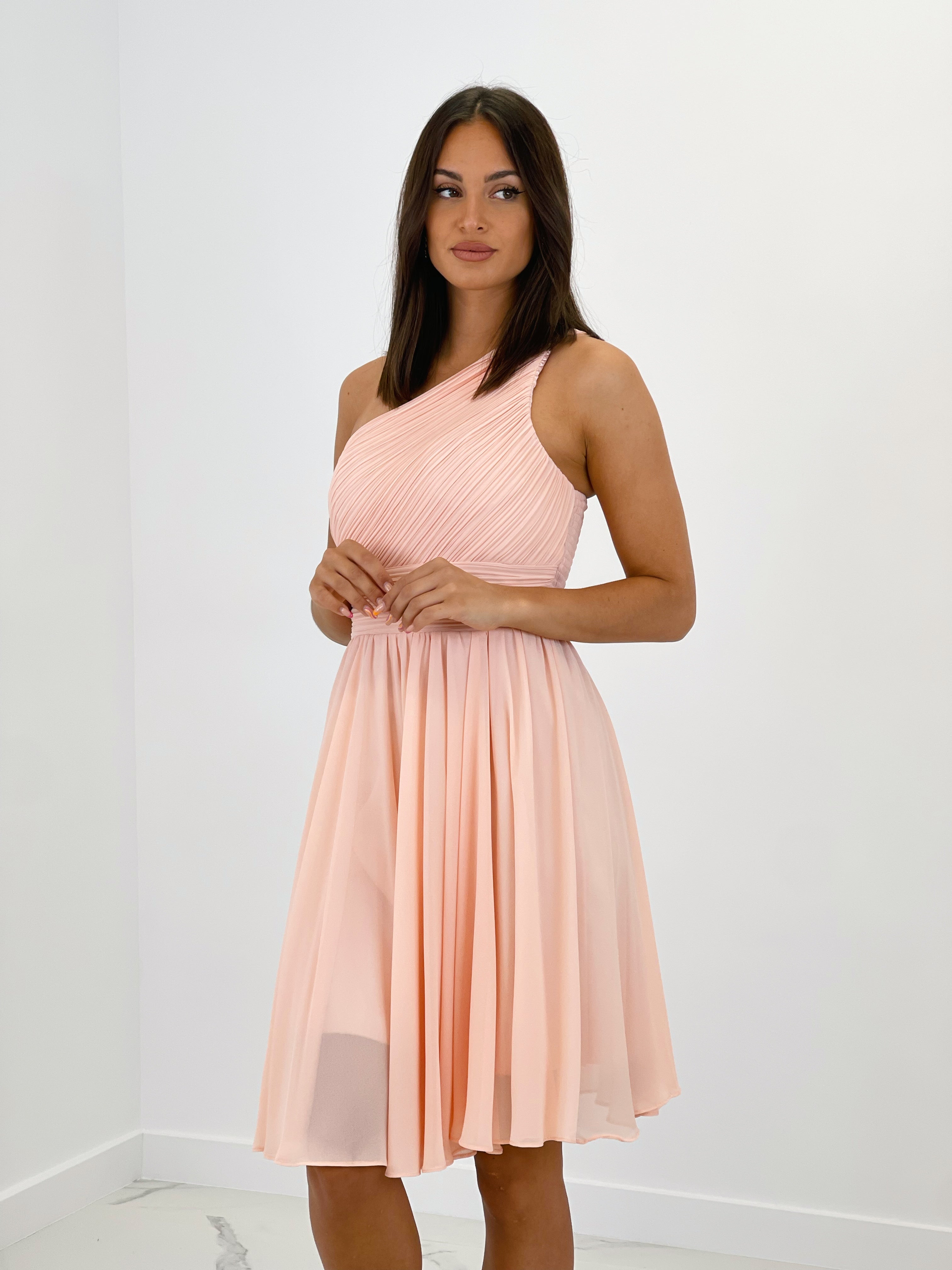 Vestido de ceremonia corto de escote asimétrico y drapeado color rosa | Zebra&Maduixa