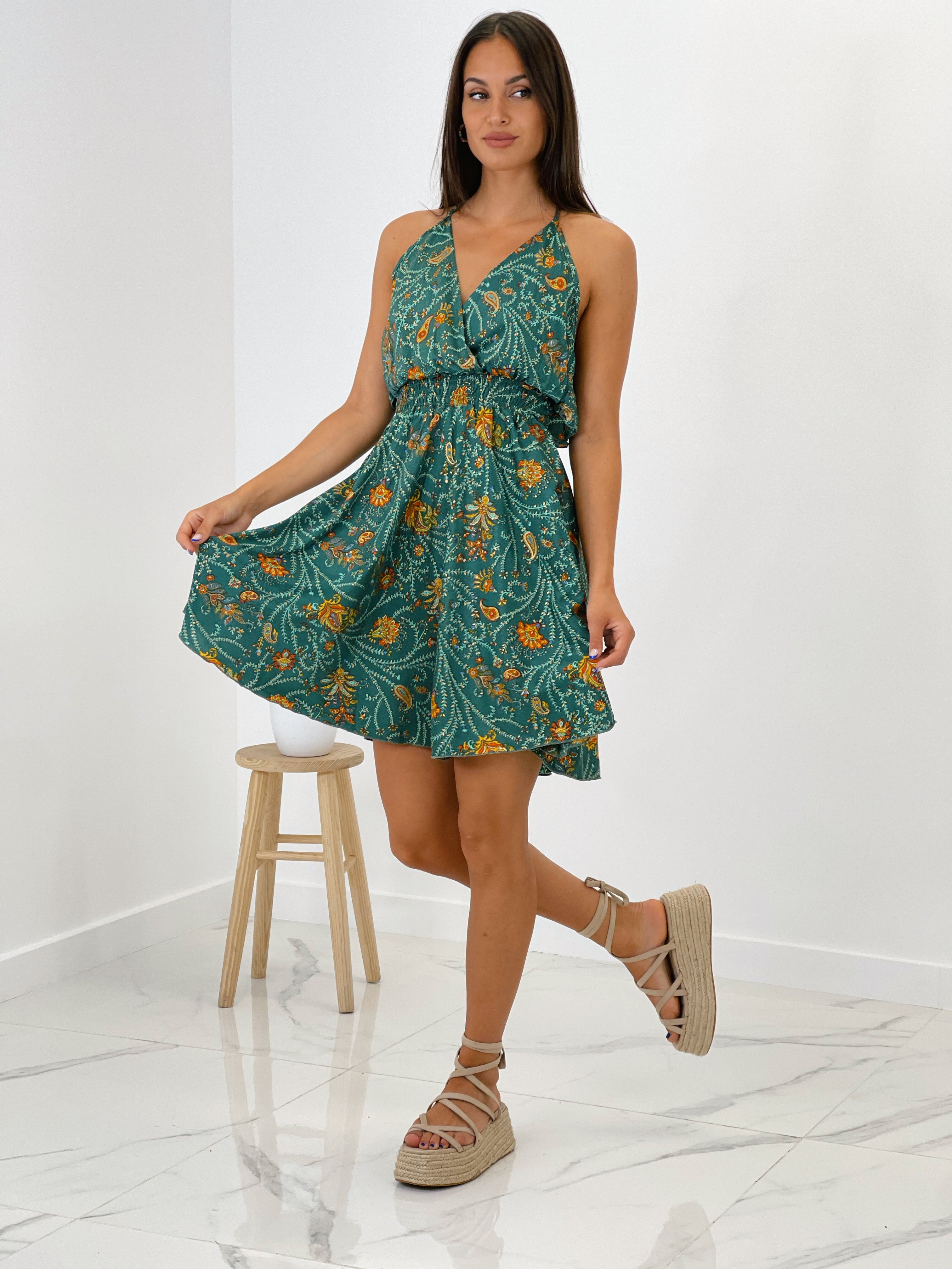 Vestido corto de cuello pico y doble tirante fino anudado al cuello de color verde | Zebra&Maduixa