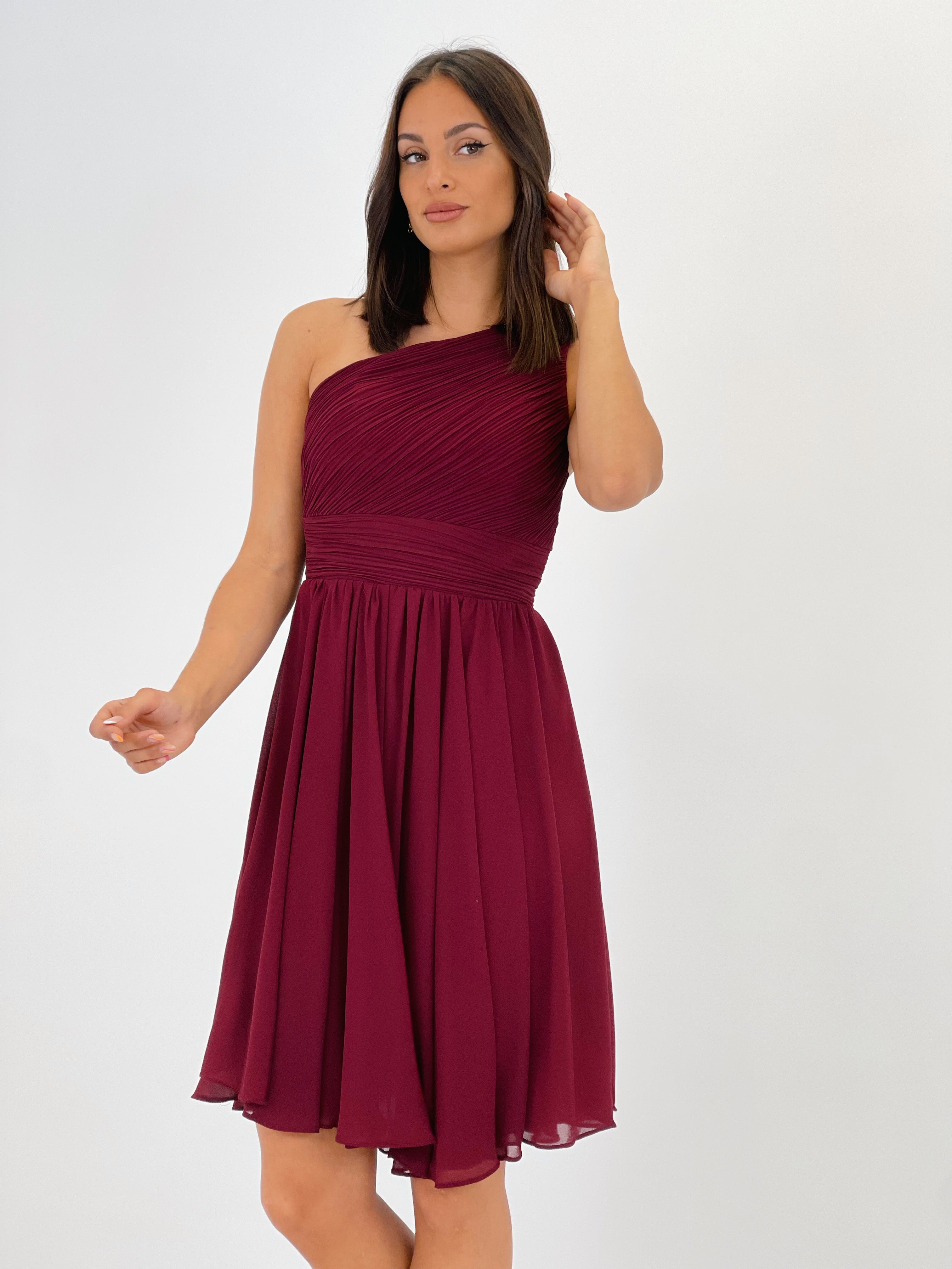 Vestido de ceremonia corto de escote asimétrico y drapeado color granate | Zebra&Maduixa