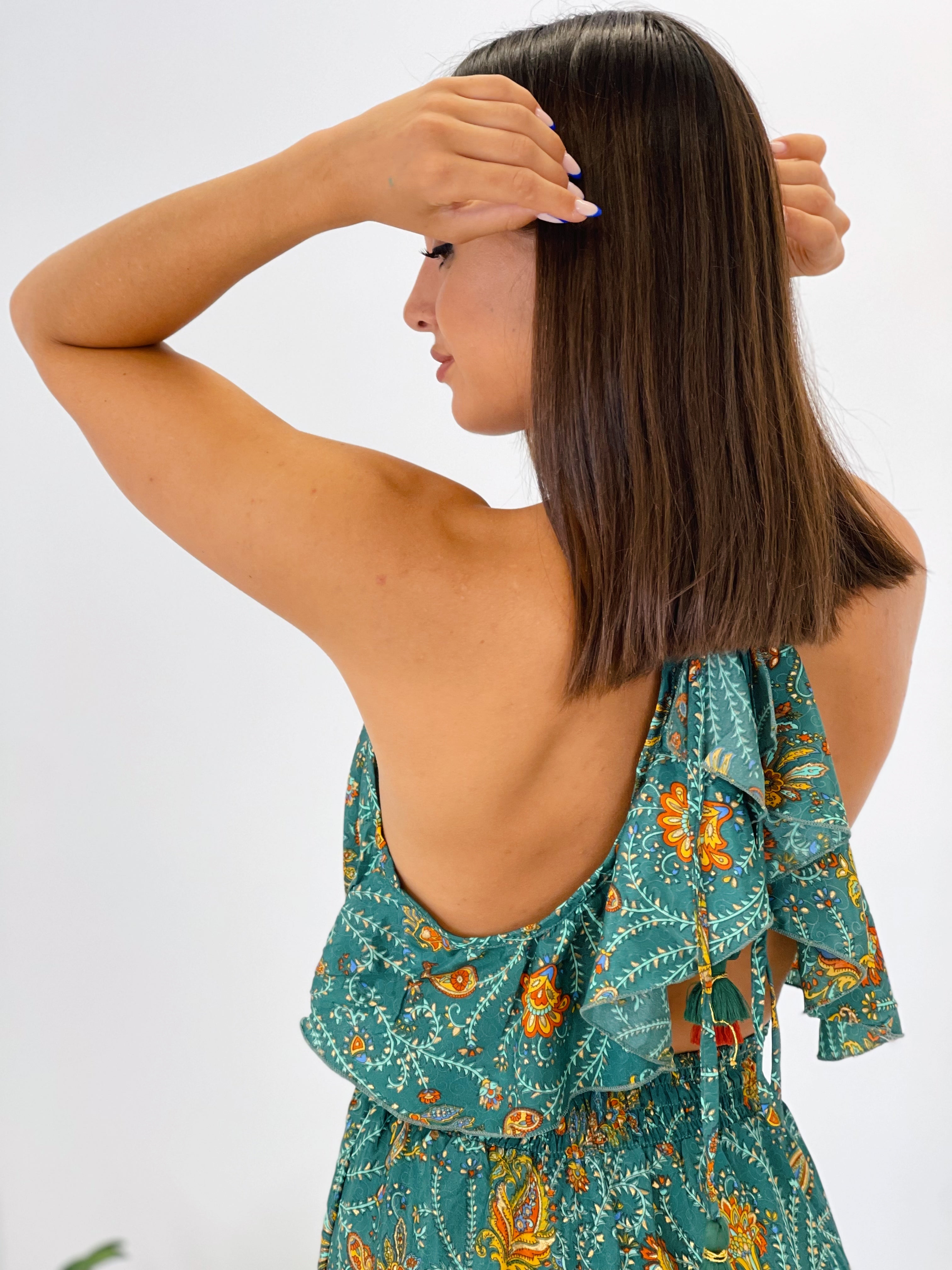 Vestido corto de cuello pico y doble tirante fino anudado al cuello de color verde | Zebra&Maduixa