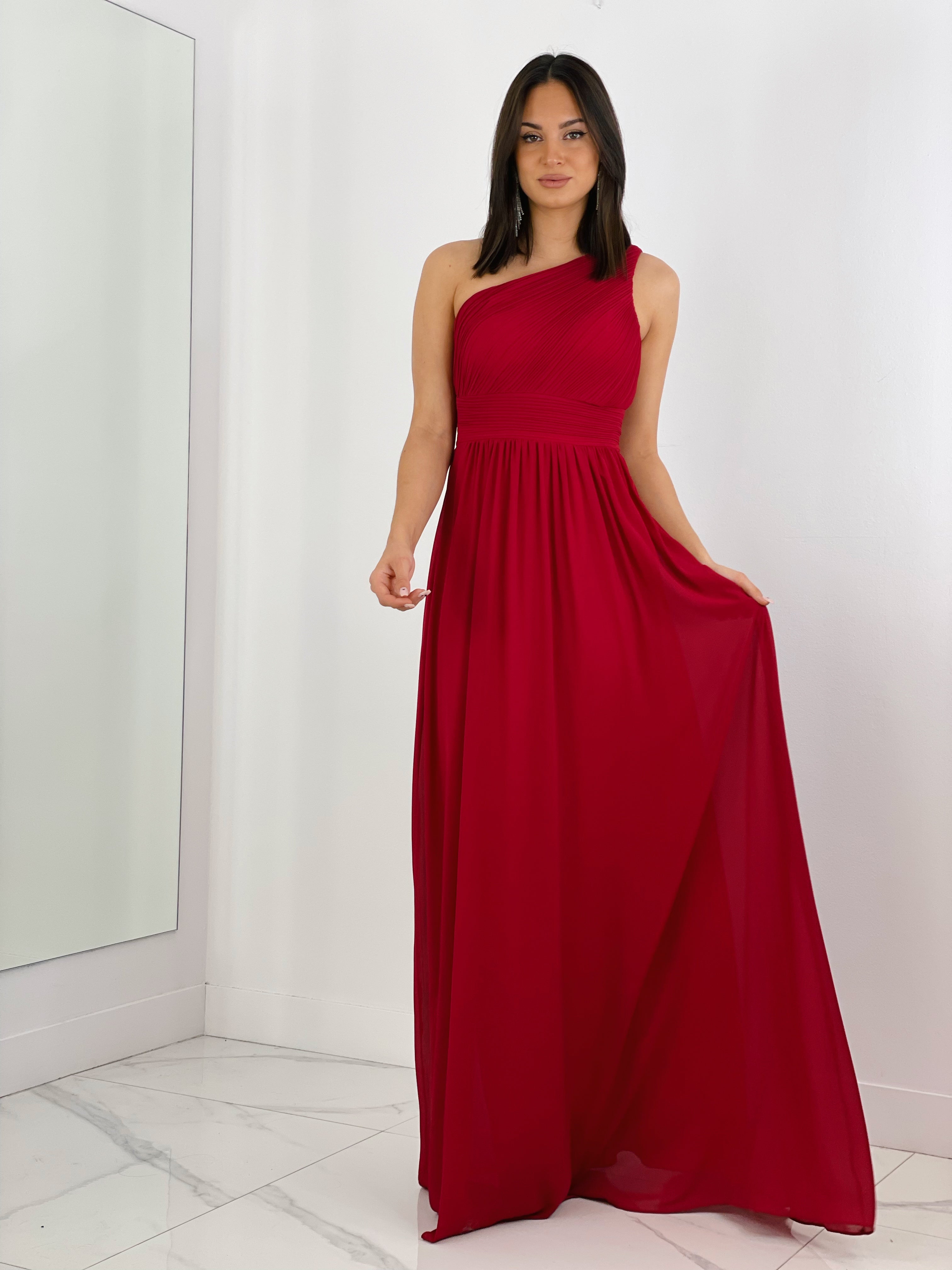 Vestido de ceremonia de escote asimétrico y drapeado color rojo | Zebra&Maduixa