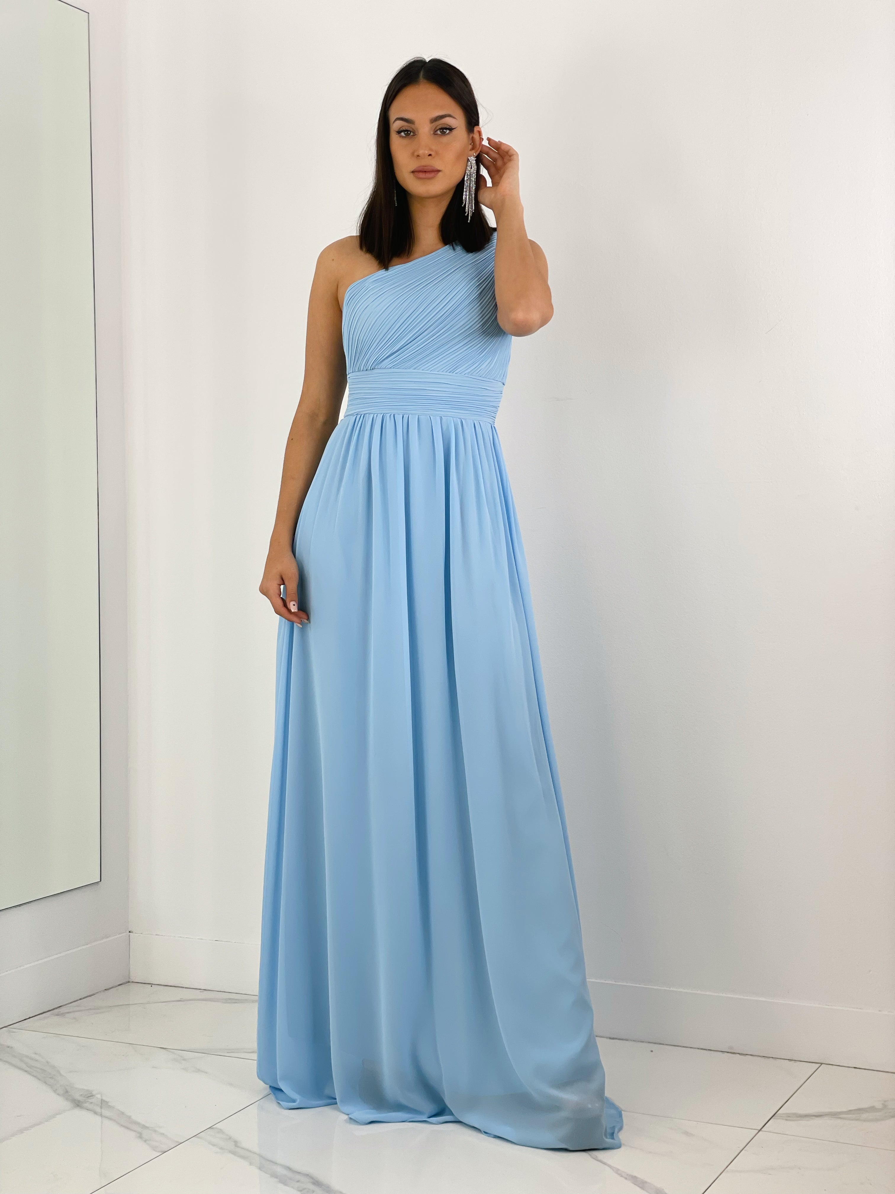 Vestido de ceremonia de escote asimétrico y drapeado color azul cielo | Zebra&Maduixa