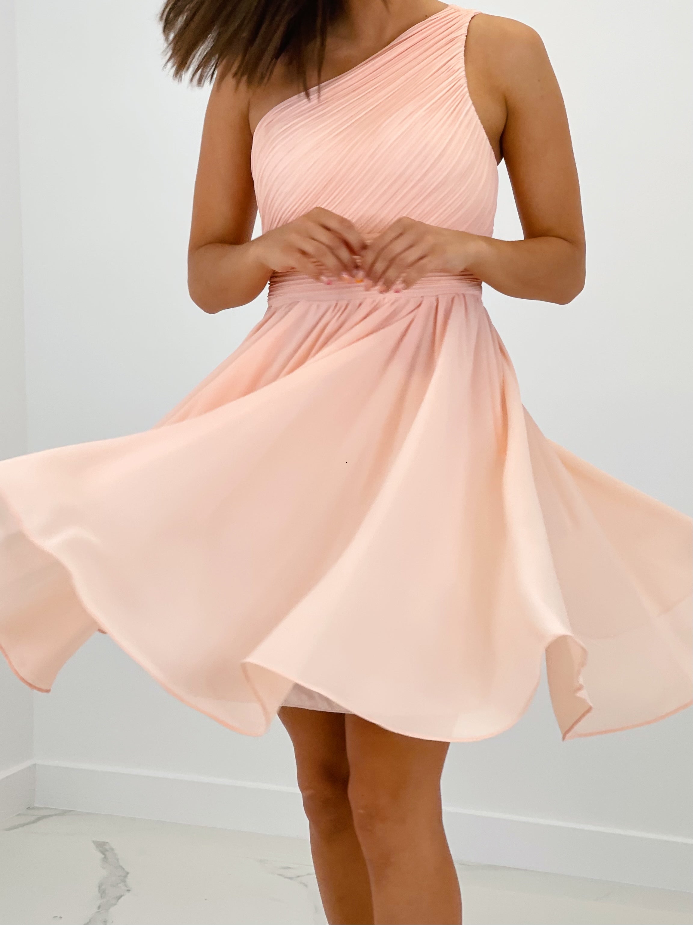 Vestido de ceremonia corto de escote asimétrico y drapeado color rosa | Zebra&Maduixa