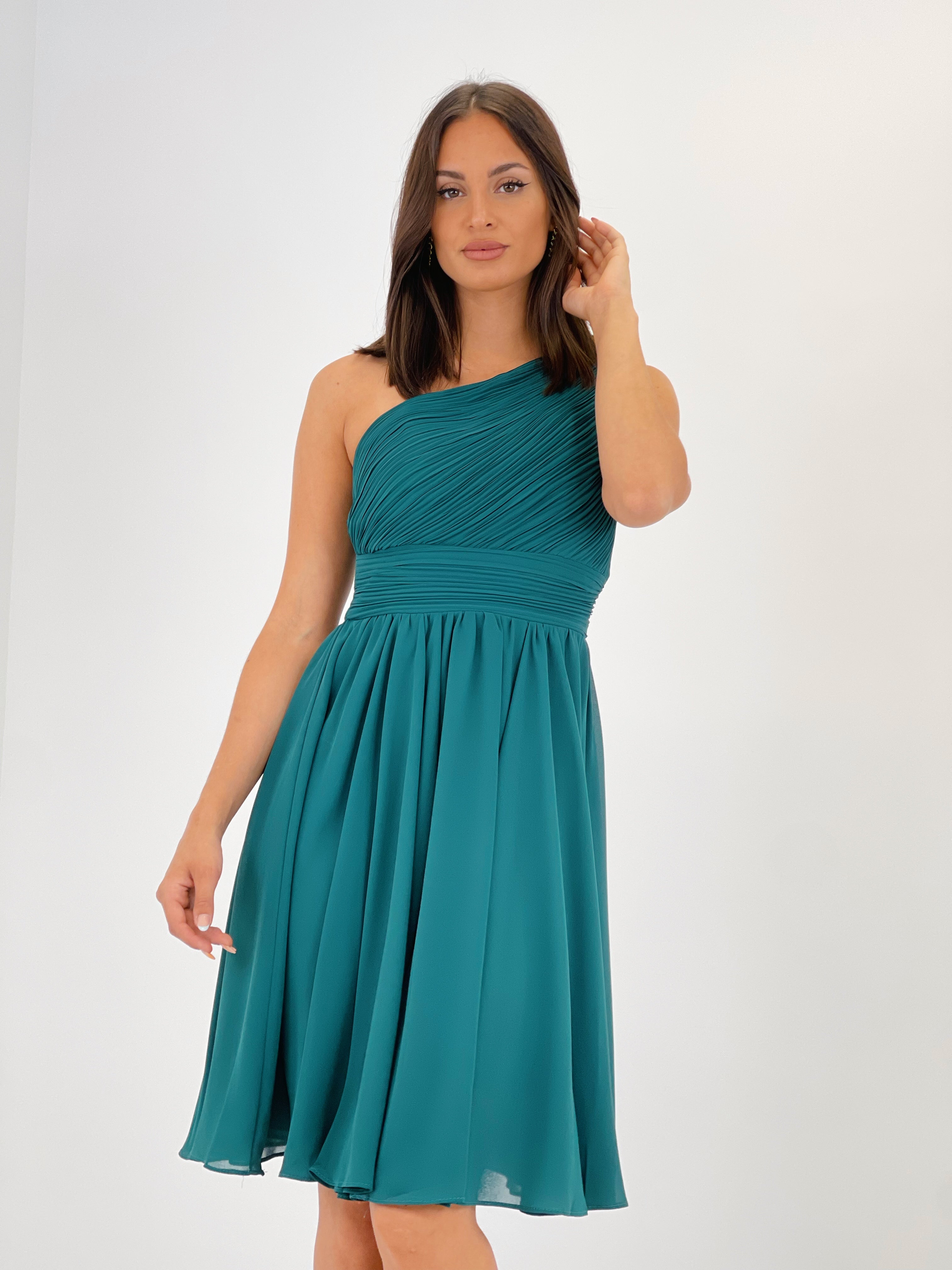 Vestido de ceremonia corto de escote asimétrico y drapeado color verde botella | Zebra&Maduixa