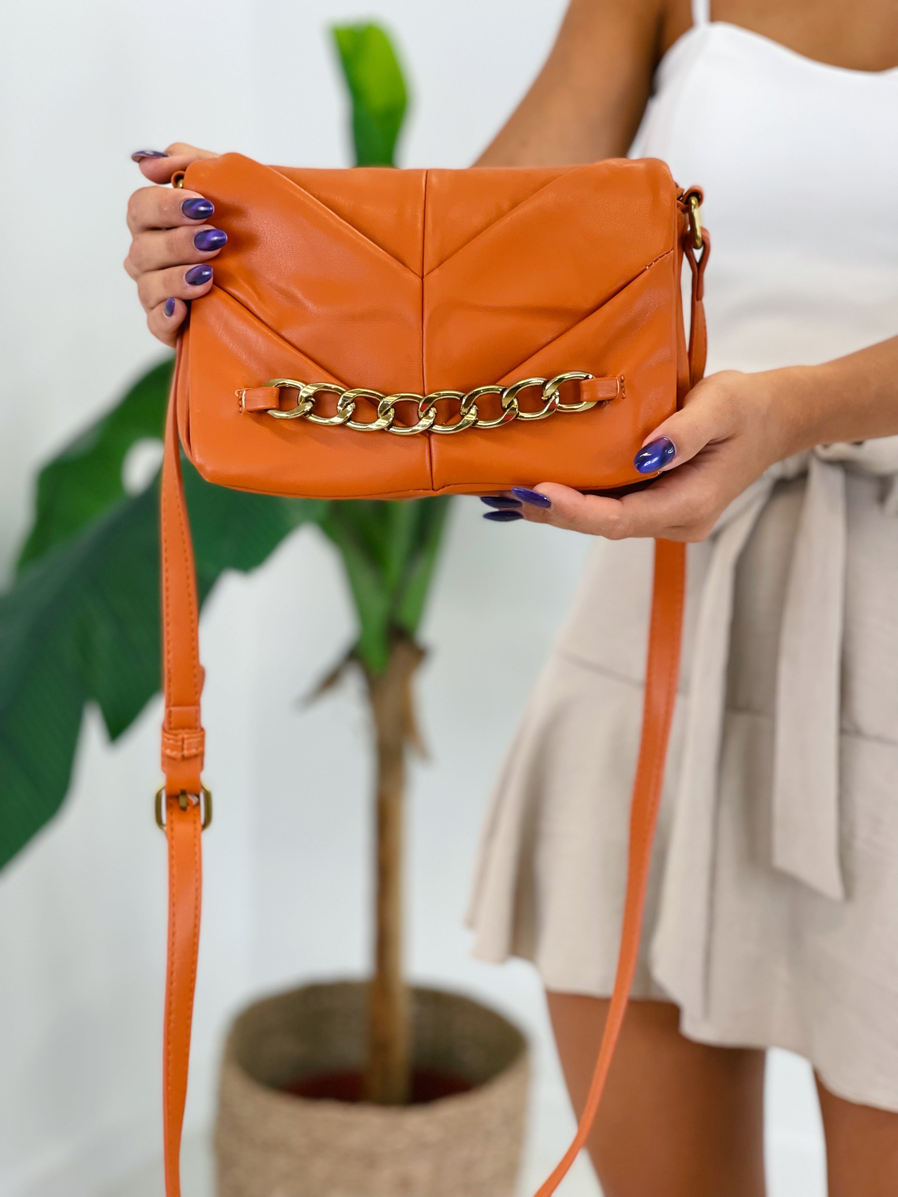 Bolso acolchado con cadena frontal