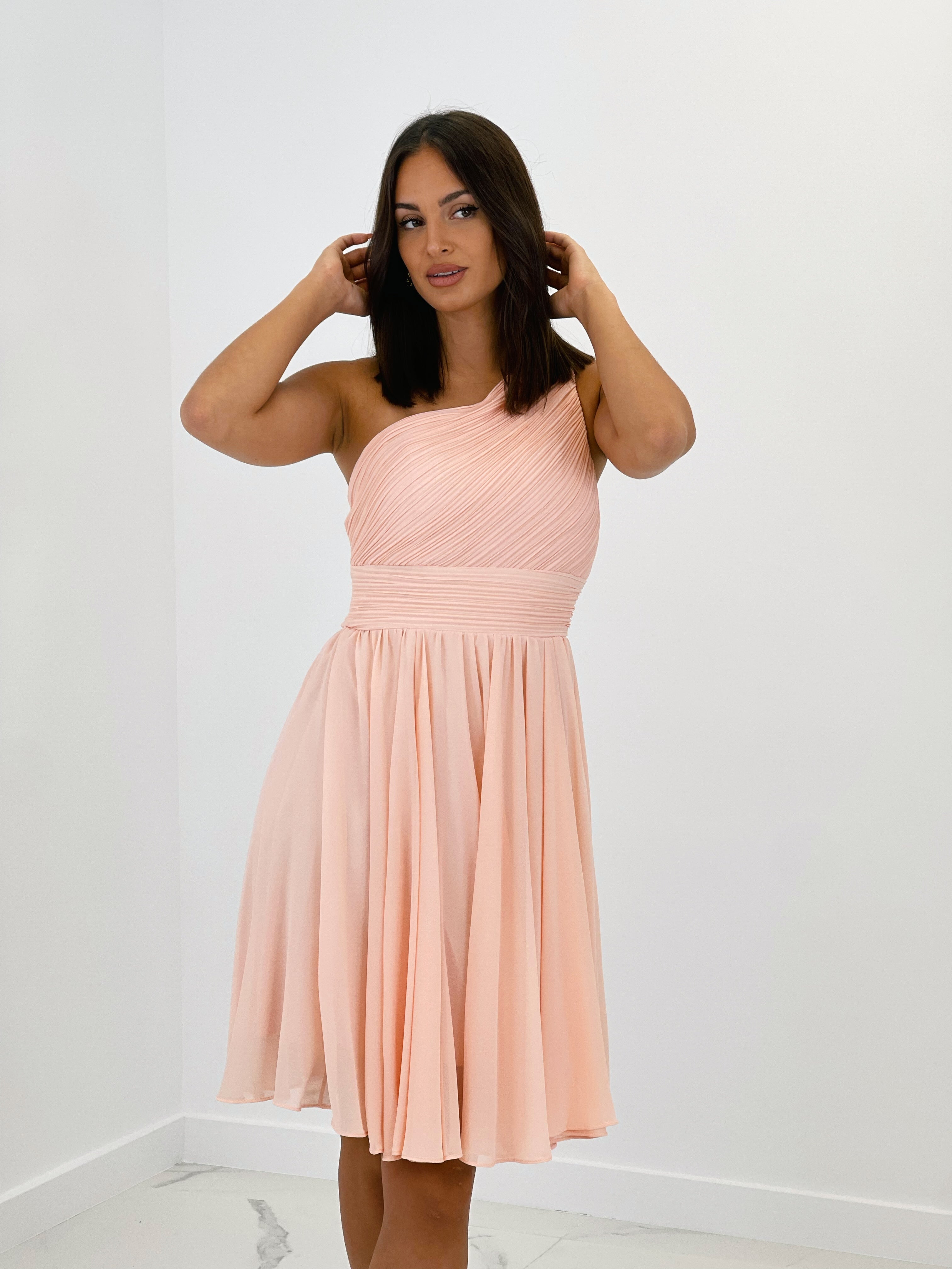 Vestido de ceremonia corto de escote asimétrico y drapeado color rosa | Zebra&Maduixa