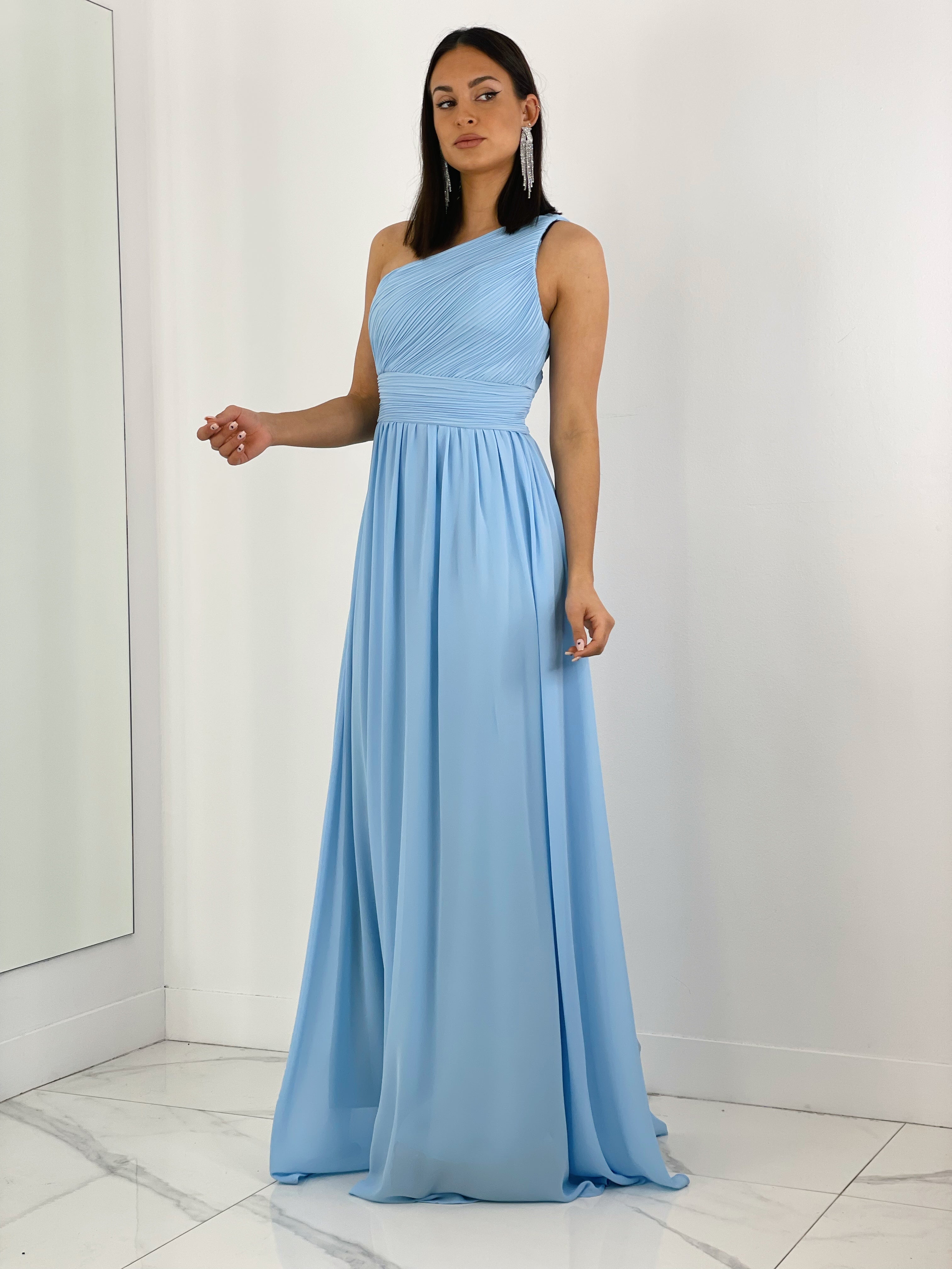 Vestido de ceremonia de escote asimétrico y drapeado color azul cielo | Zebra&Maduixa