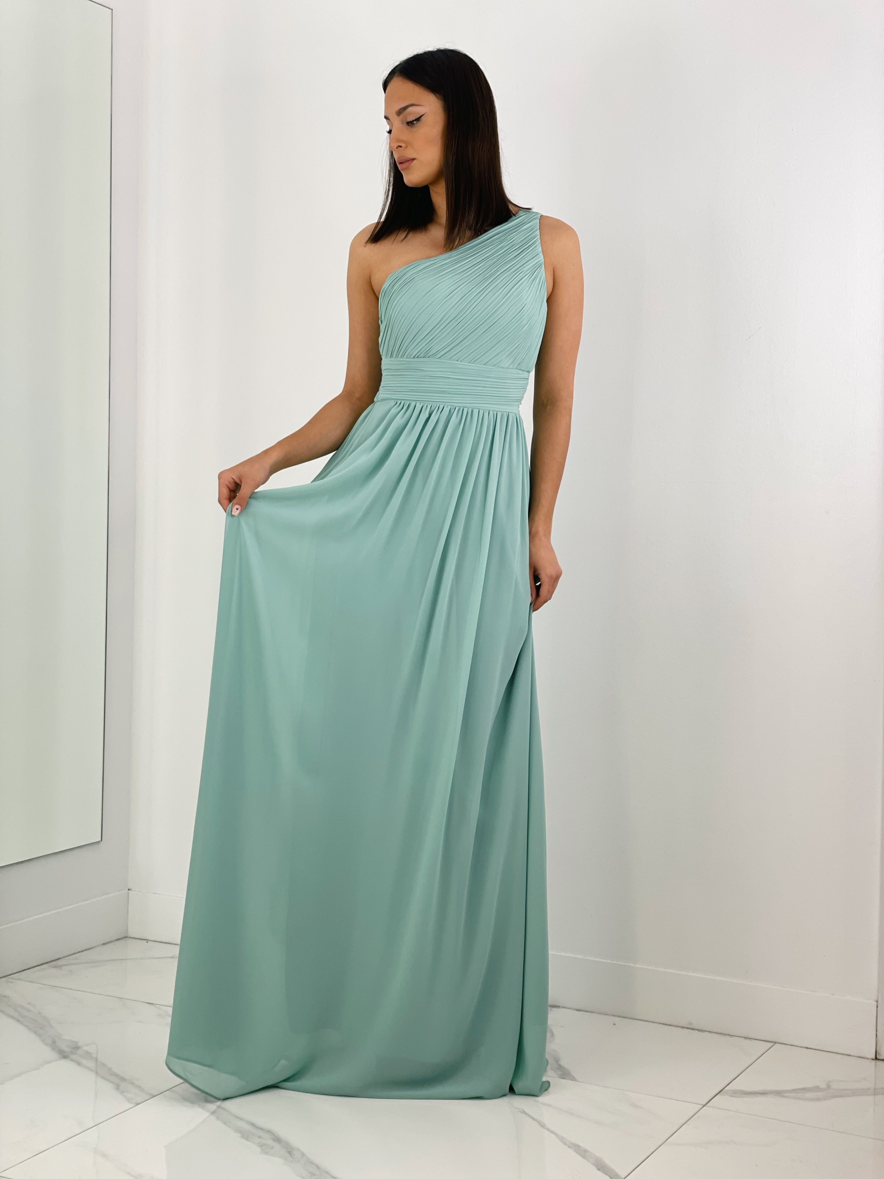 Vestido de ceremonia de escote asimétrico y drapeado color salvia | Zebra&Maduixa