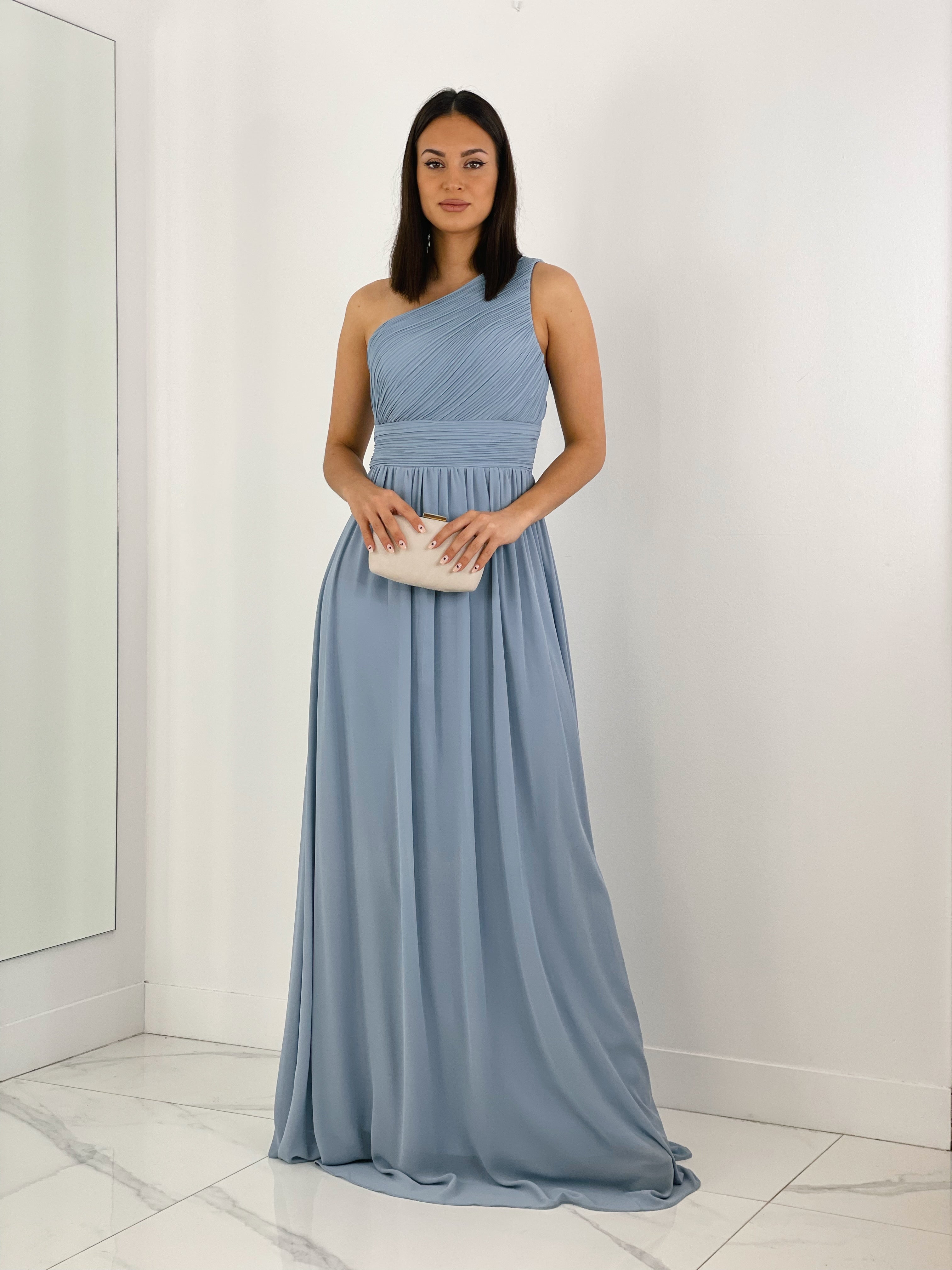 Vestido de ceremonia de escote asimétrico y drapeado color azul grisáceo | Zebra&Maduixa