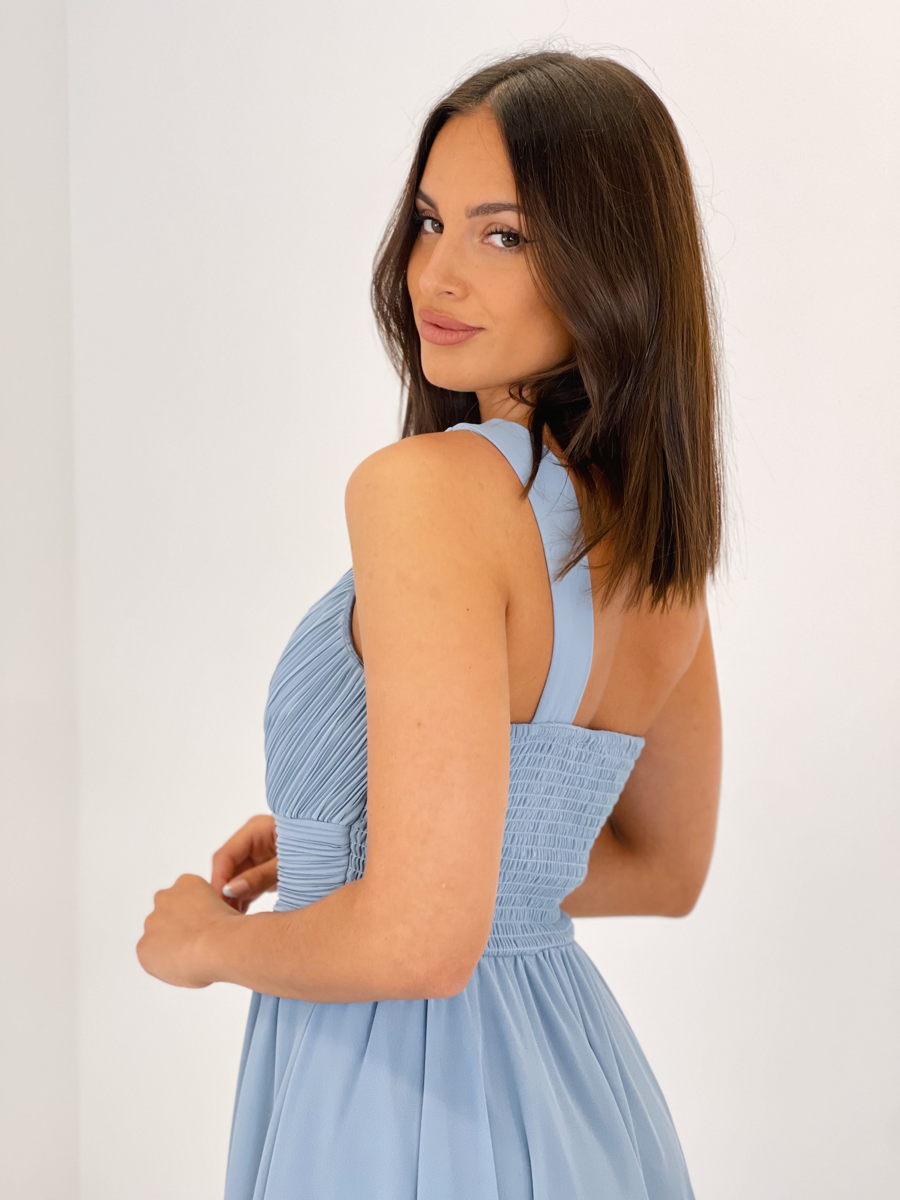 Vestido de ceremonia corto de escote asimétrico y drapeado color azul grisáceo | Zebra&Maduixa