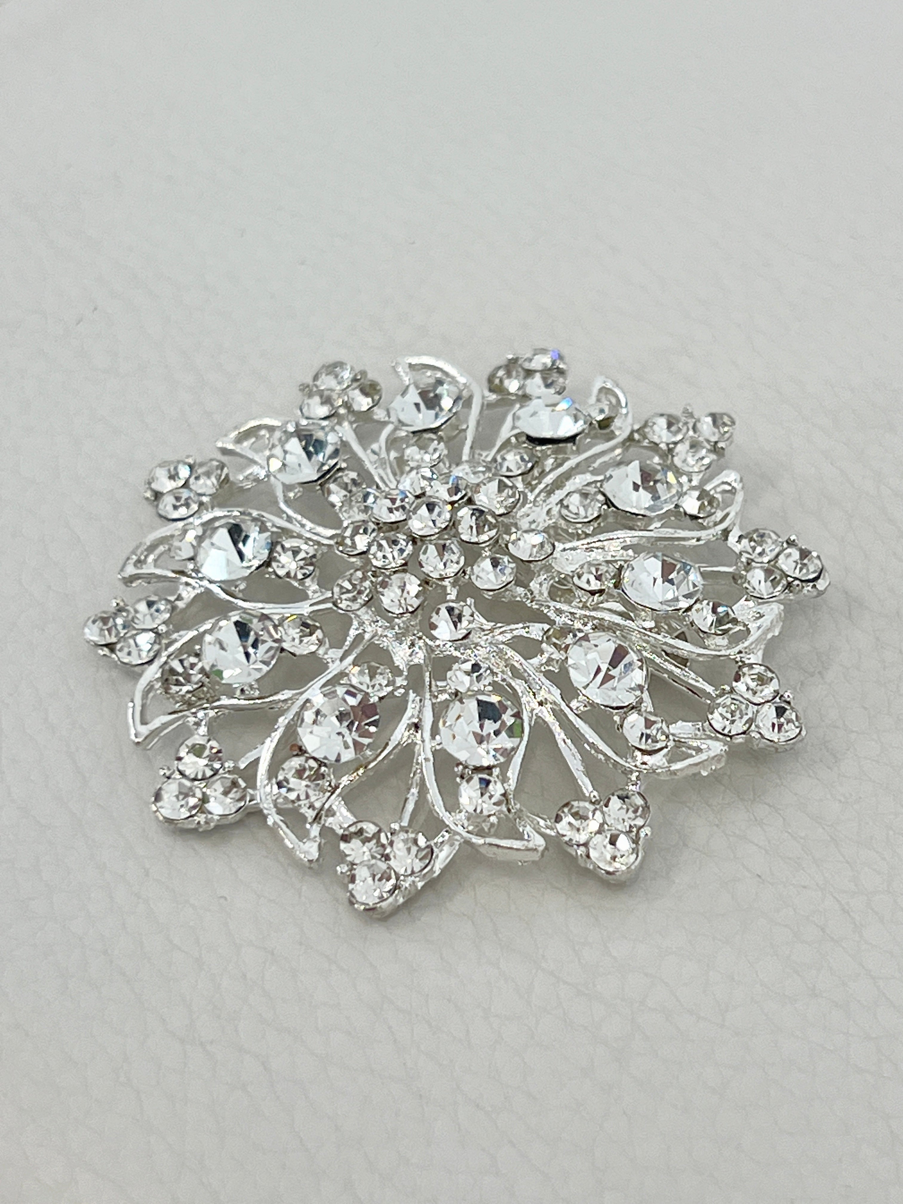 Broche floral con pedrería