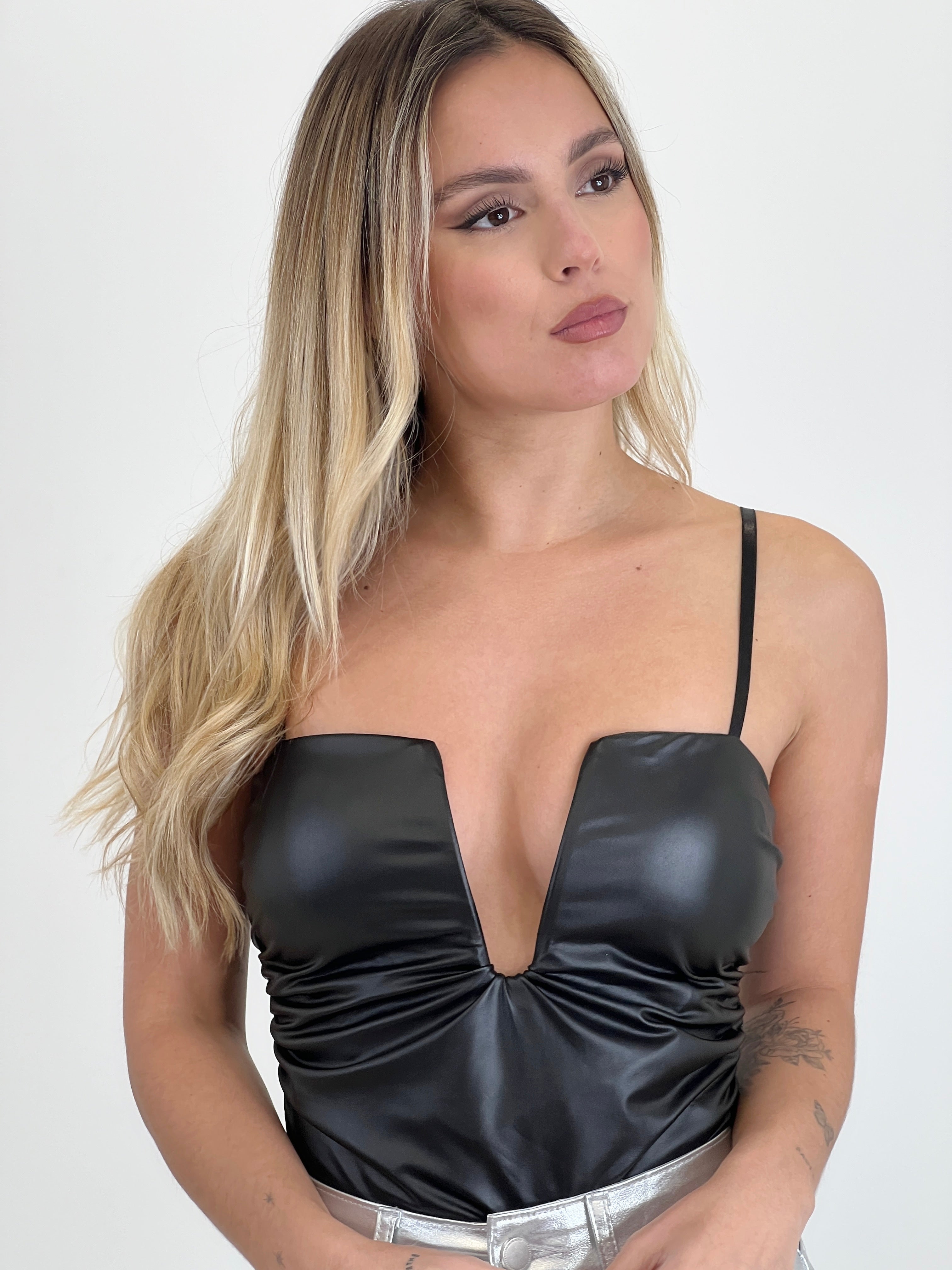 Body escote V acabado piel