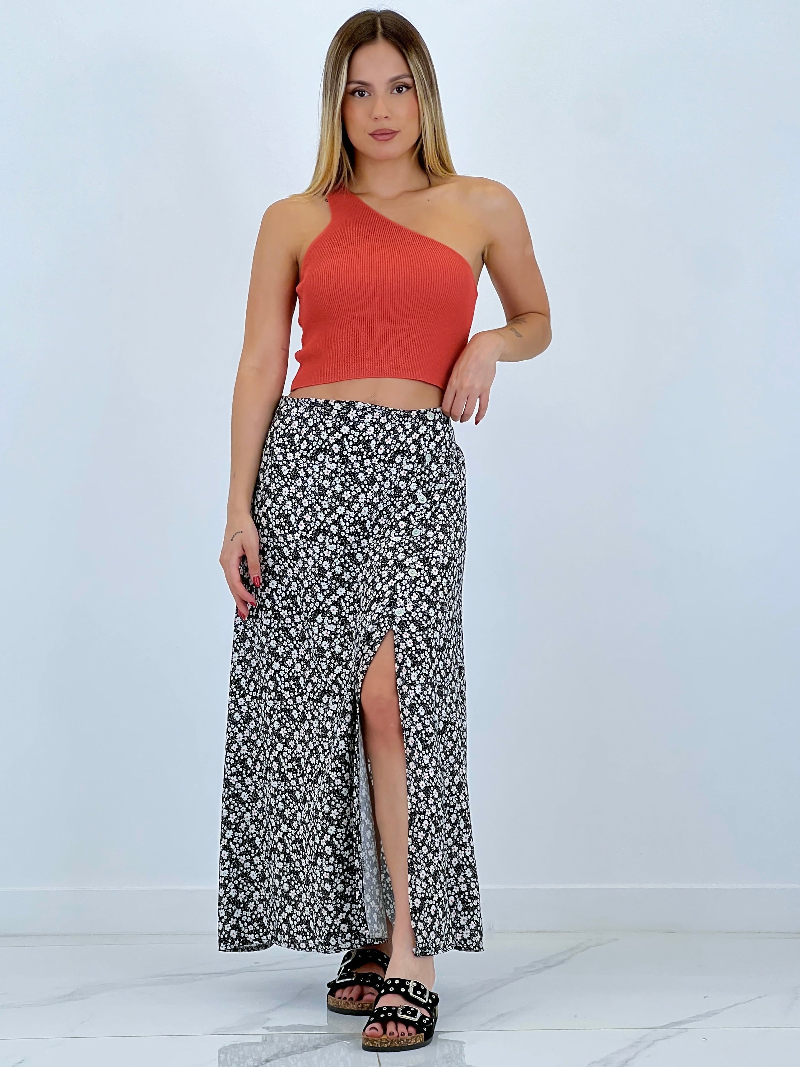 Flat sandal with buckles