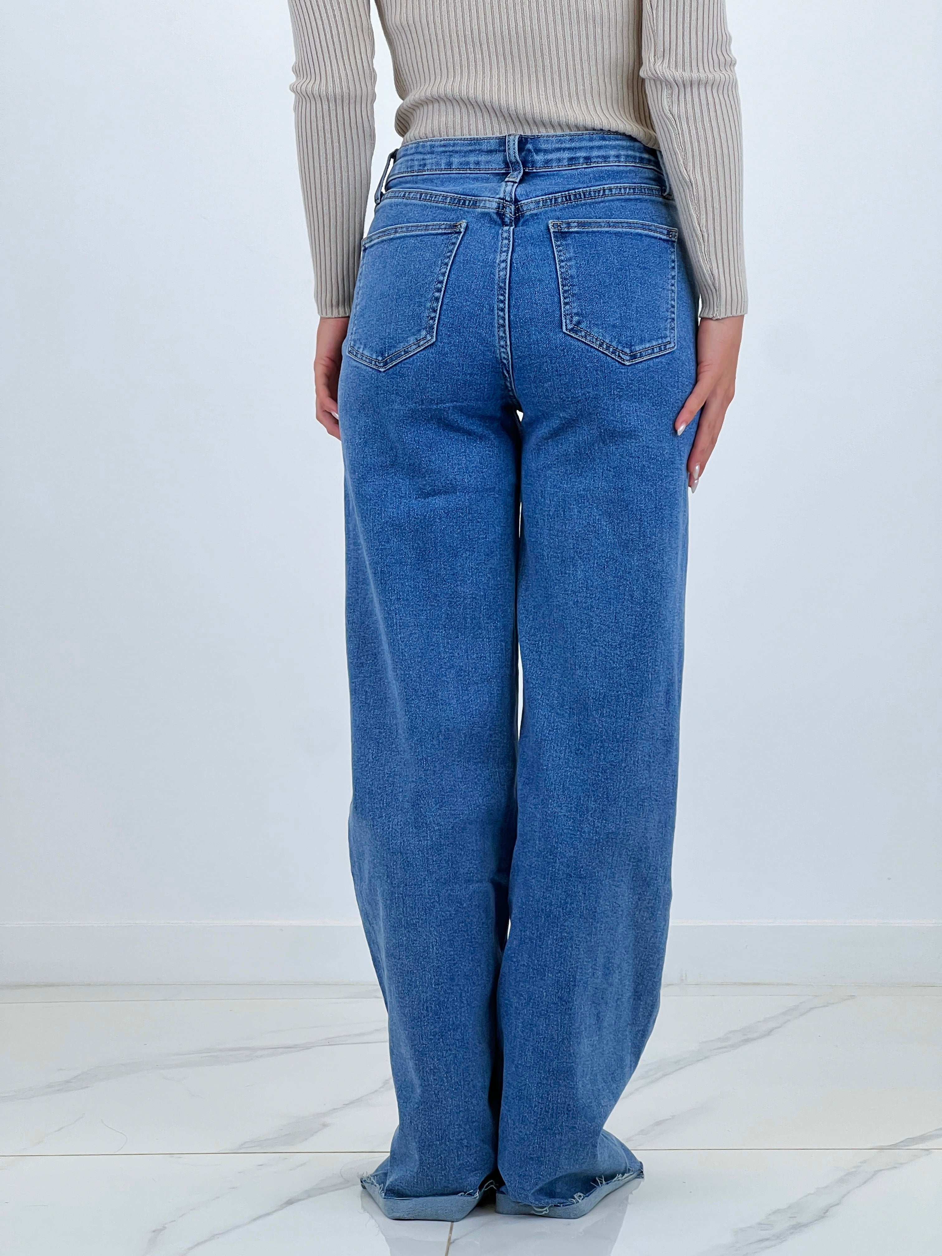 Wide-leg jeans with seamless hem
