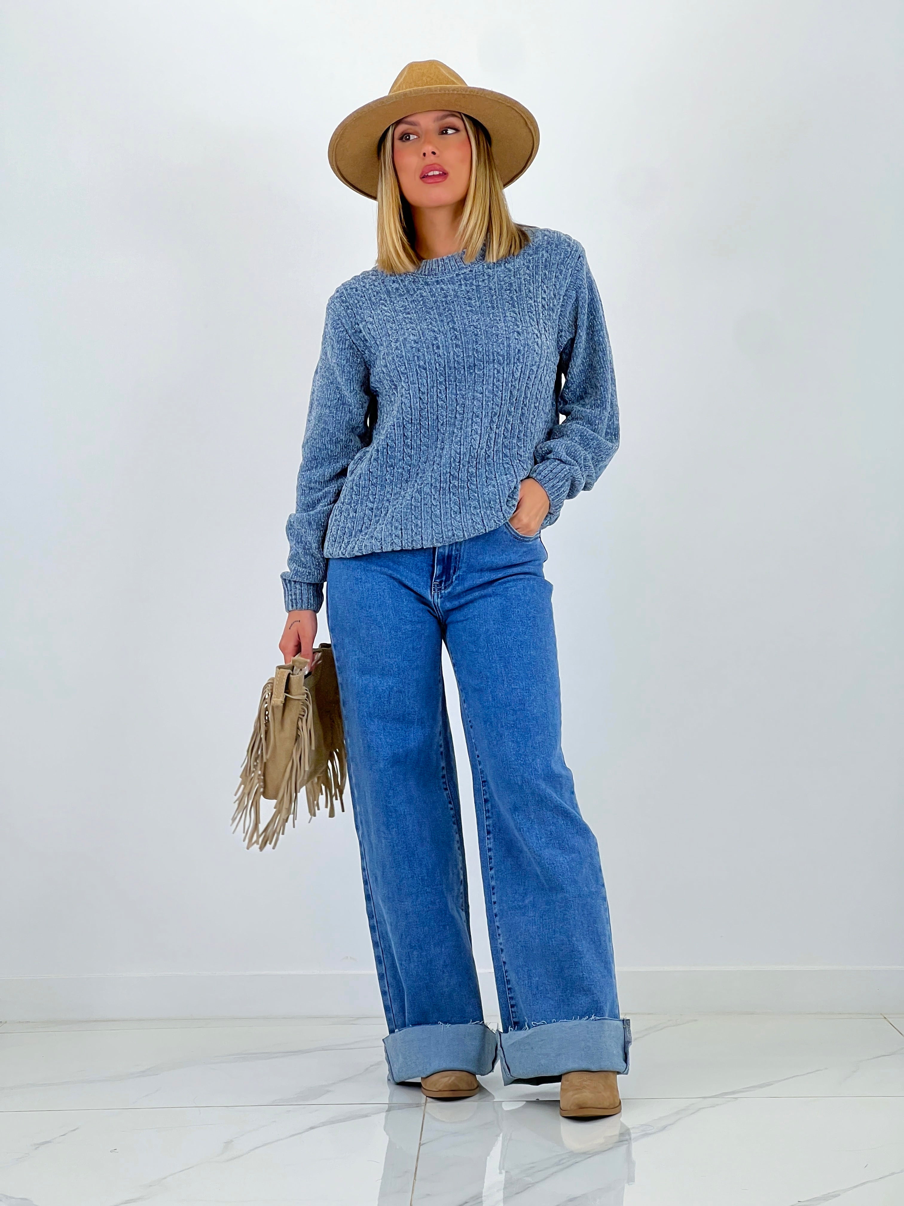 Wide-leg jeans with seamless hem