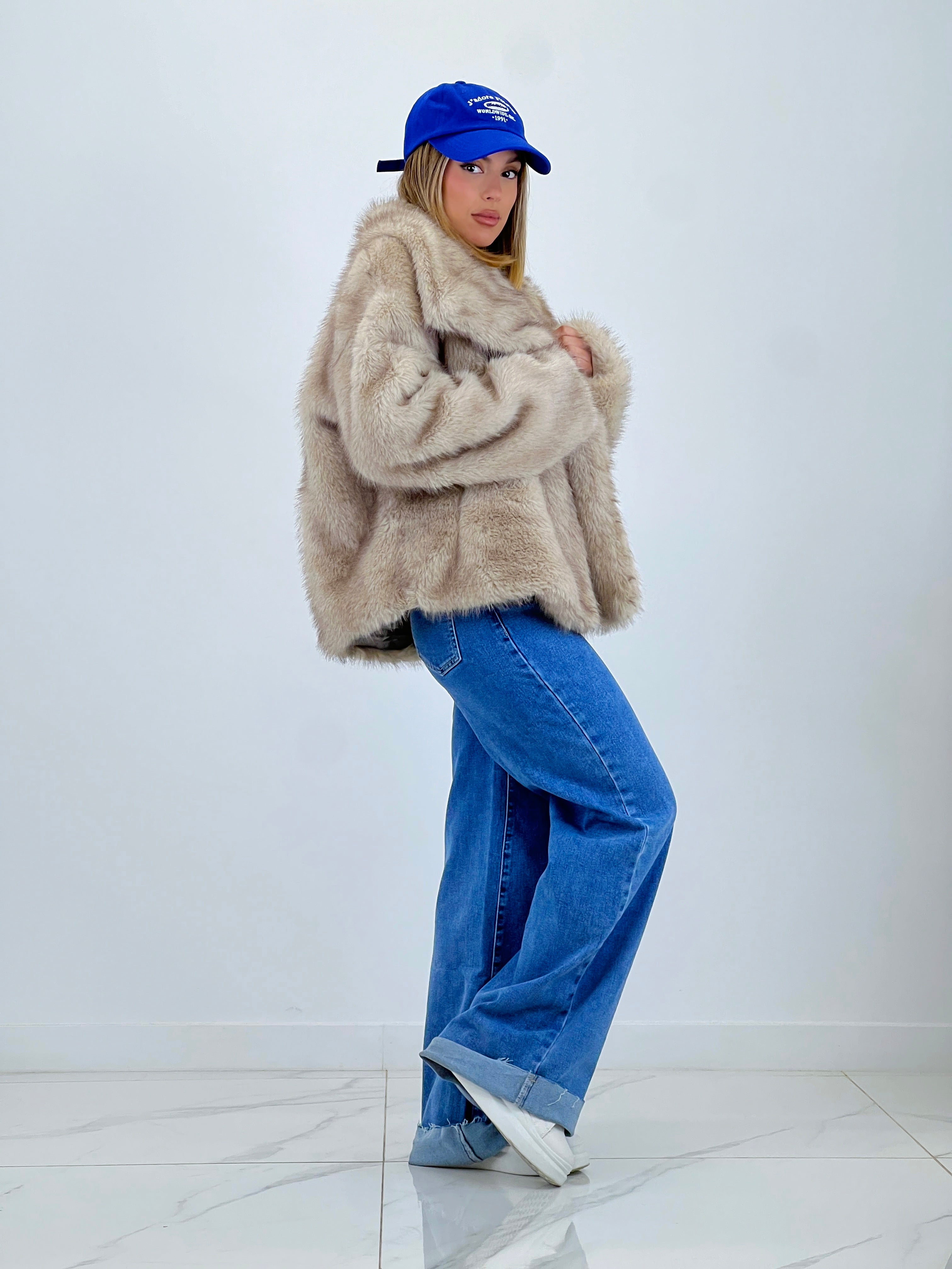 Wide-leg jeans with seamless hem