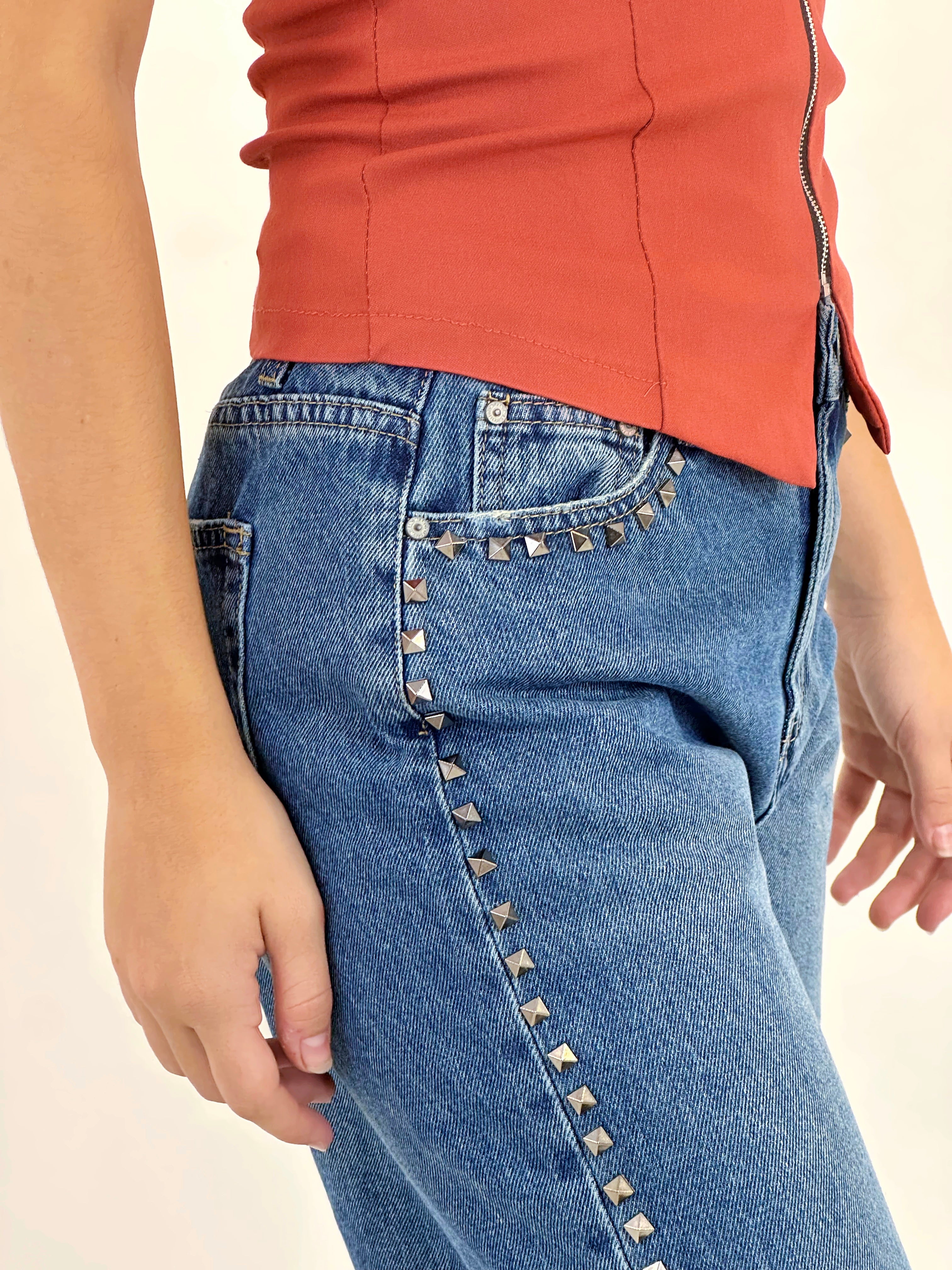 Jeans wide leg tiro alto tachuelas